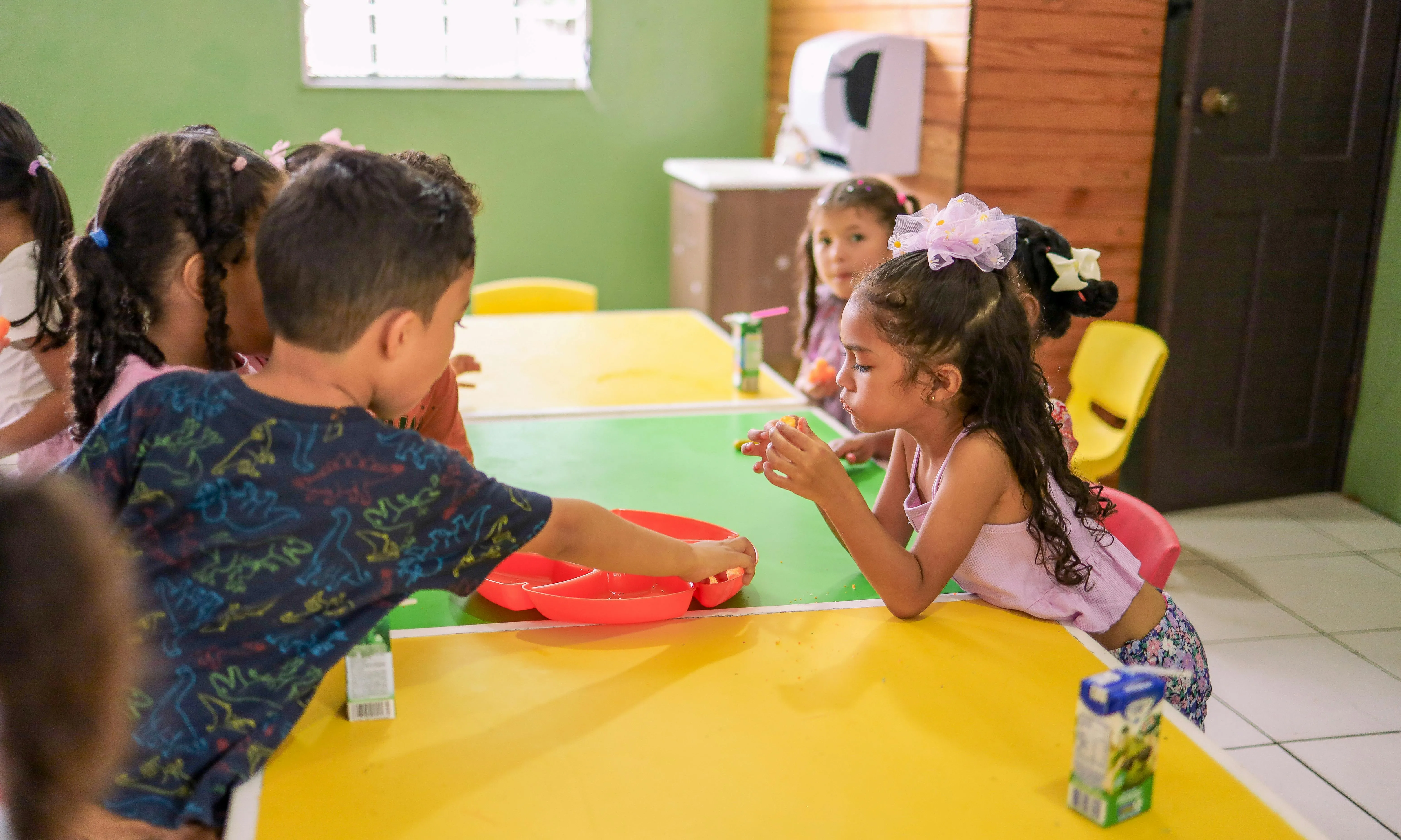 Infants en una aula d'escola.