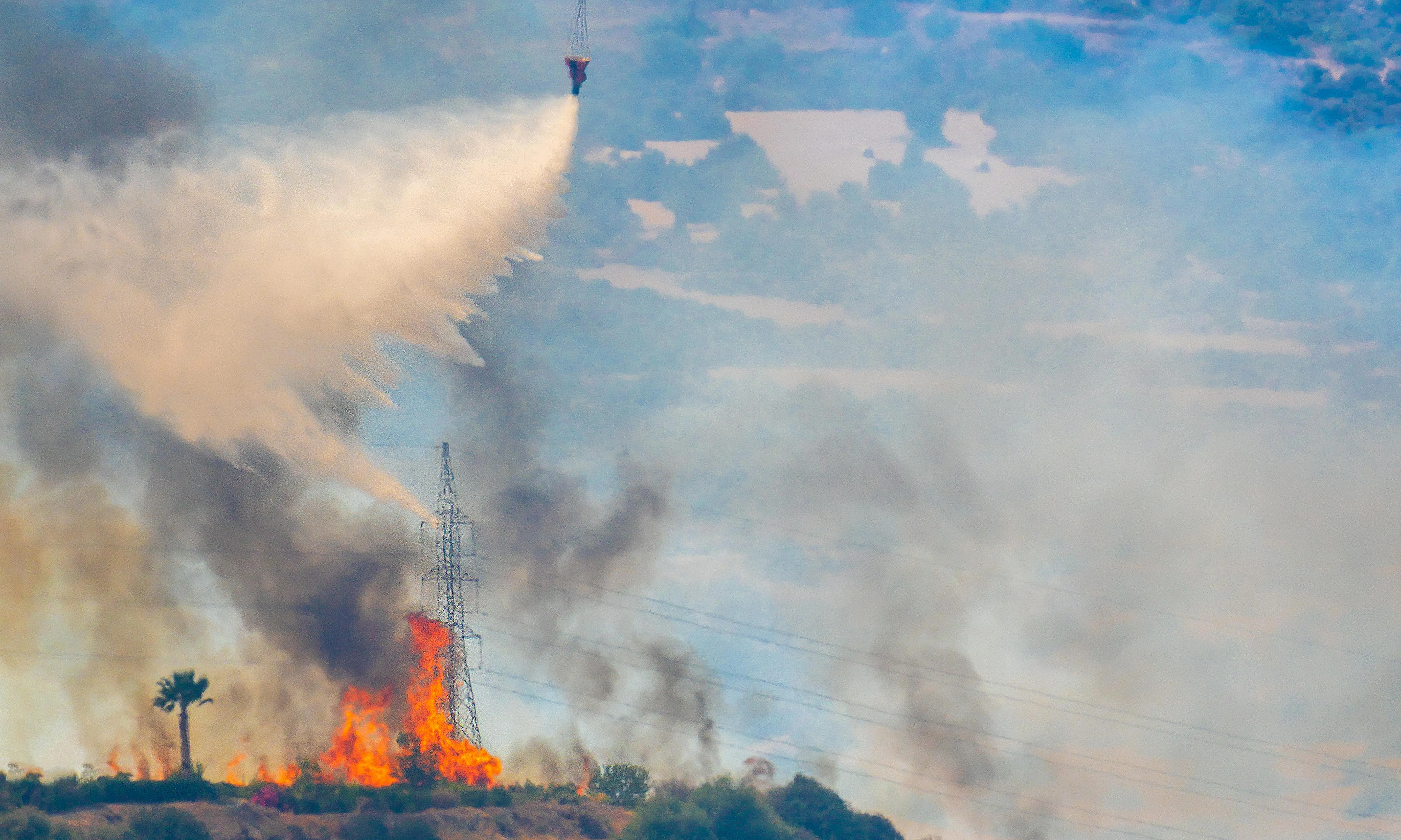 Incendi forestal i helicòpter ajudant. font: Pexels - chris clark