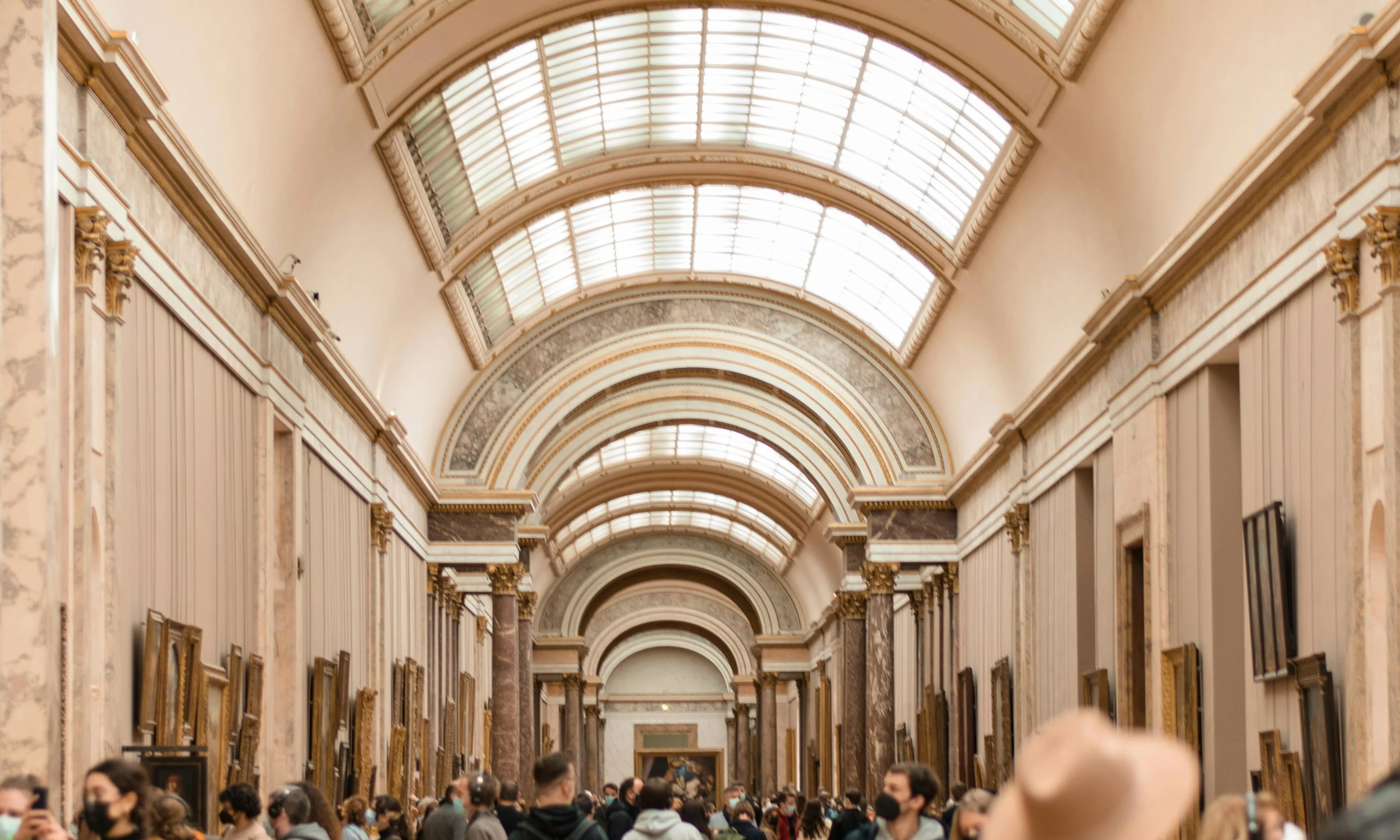 Gent visitant un museu. Font: Pexels - Oussama Bergaoui