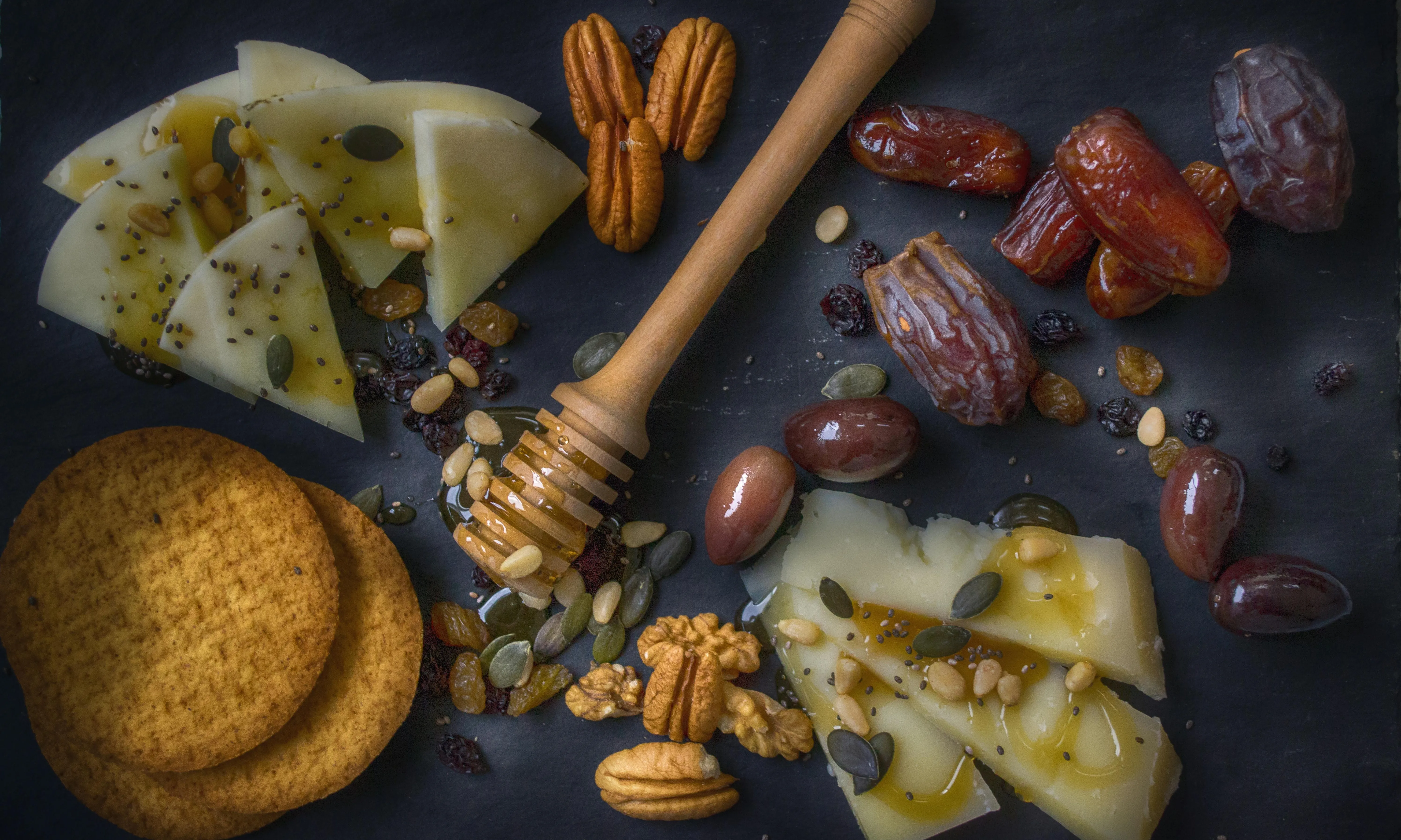Fruits secs, mel i formatge. Font: Pexels - Dana Tentis 