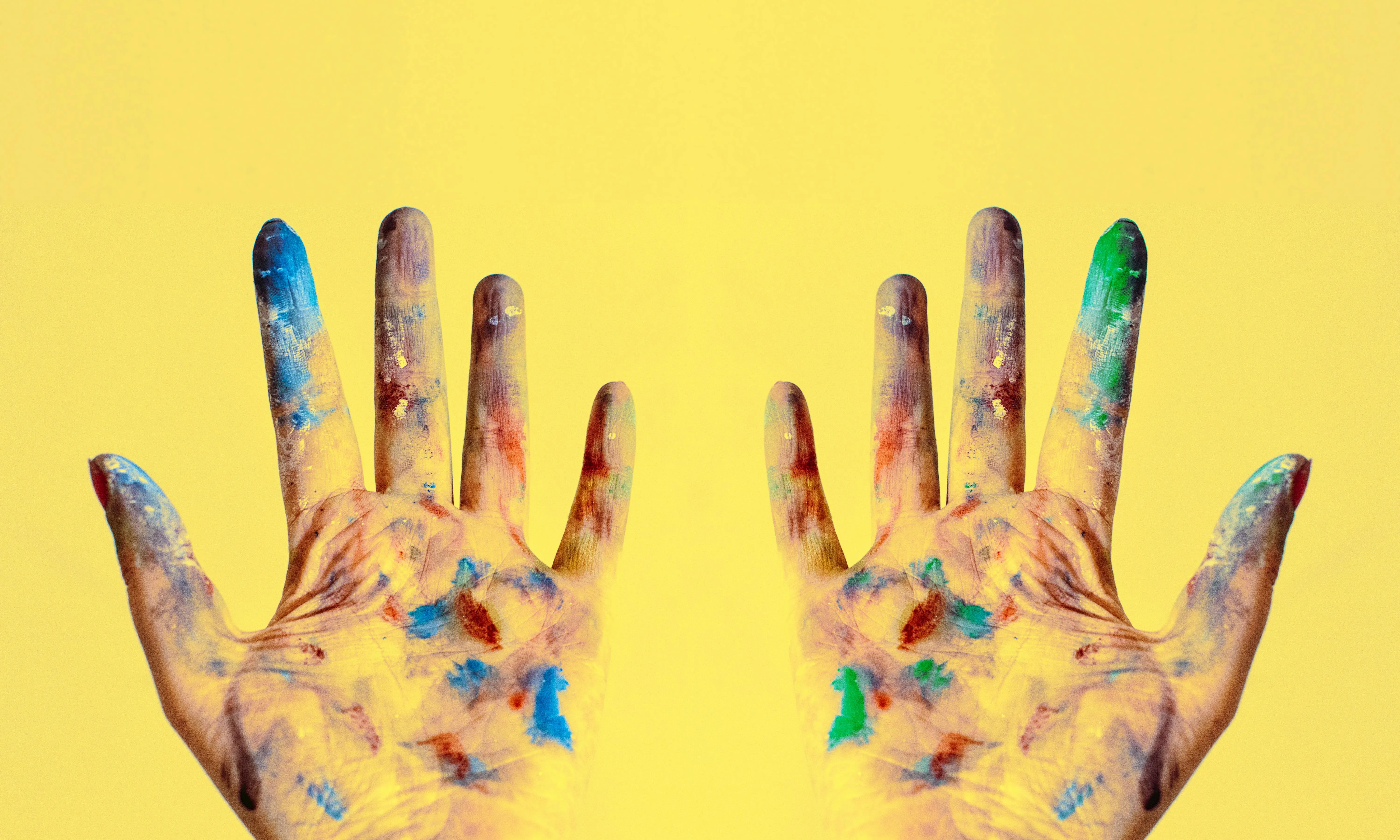 Mans tacades de pintura. Font: Pexels - Lisa Fotios 
