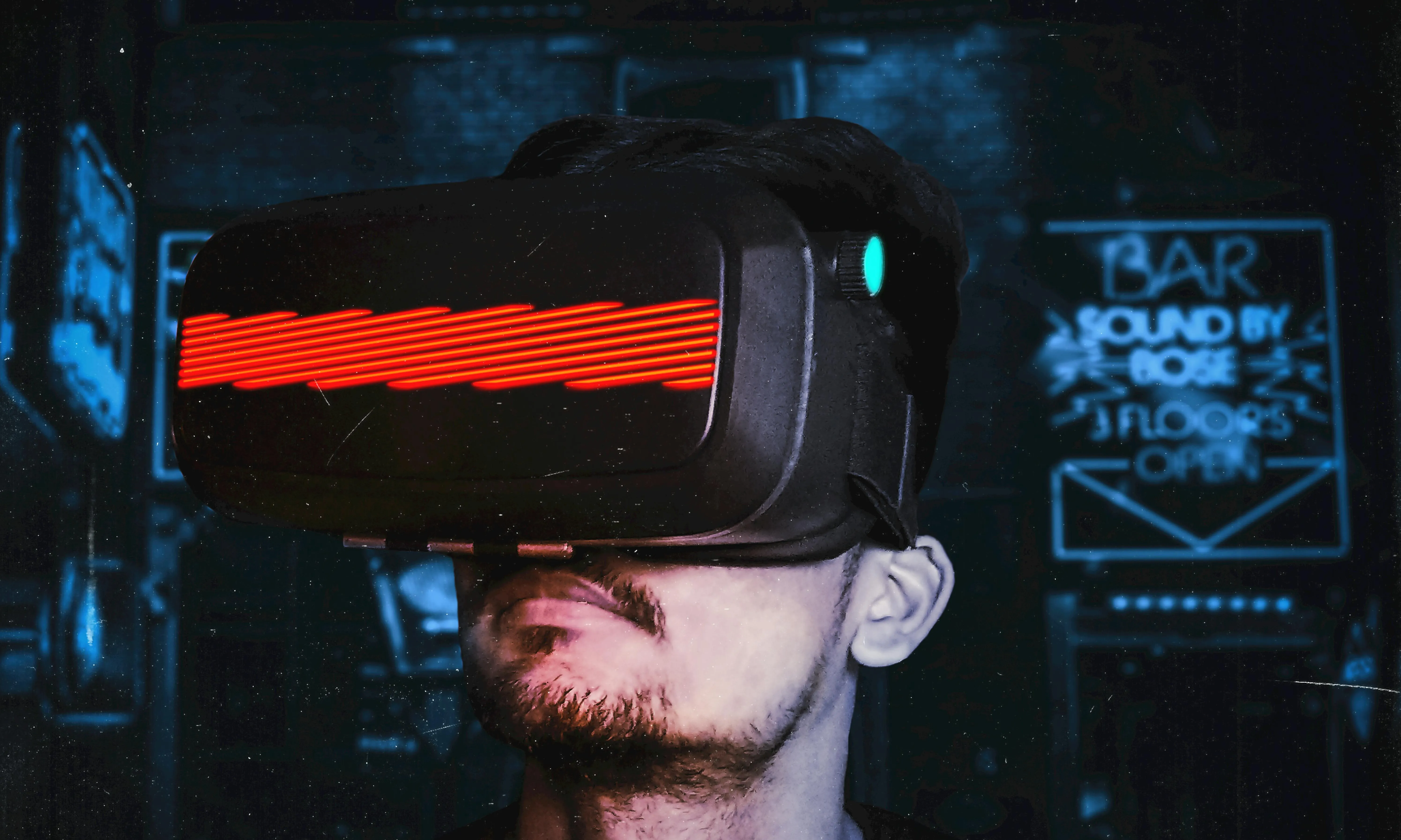 Persona amb ulleres 3D. Font: Pexels - Harsch Shivam
