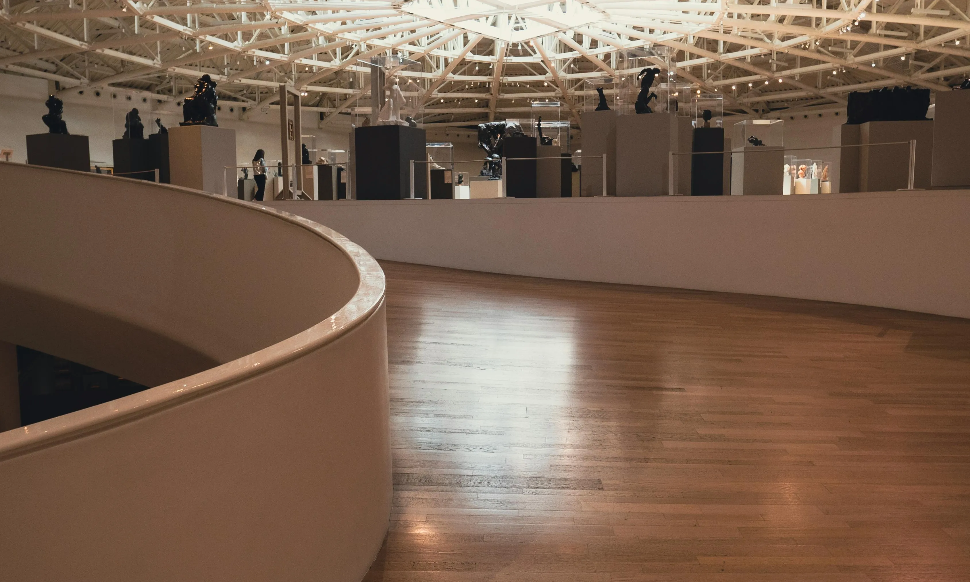 Sala de museu amb peces d'exposició. Font: Pexels -Israyosoy S.
