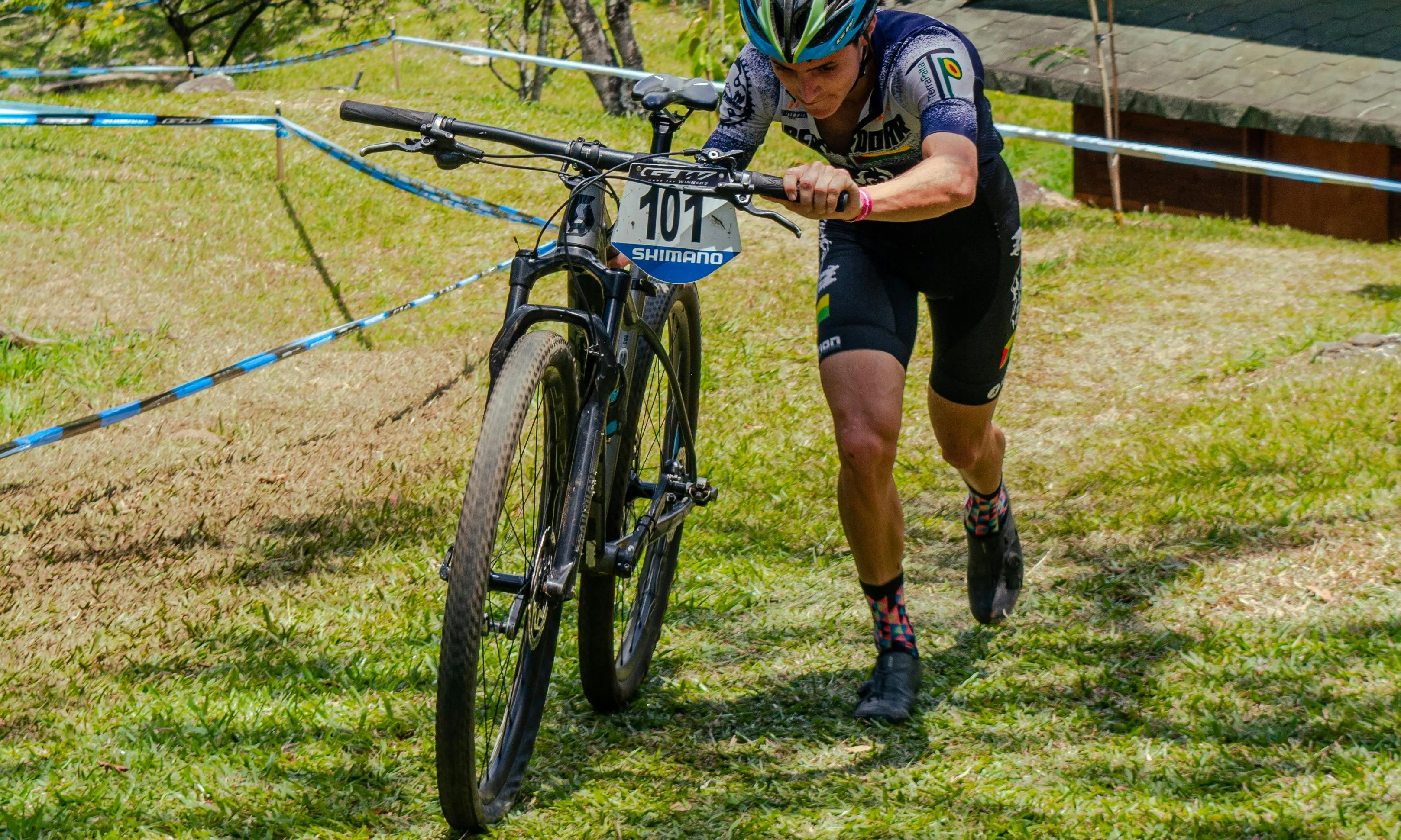 Noia amb bicicleta de muntanya fent una cursa. Font: Pexels - Jeferson Gonzalez