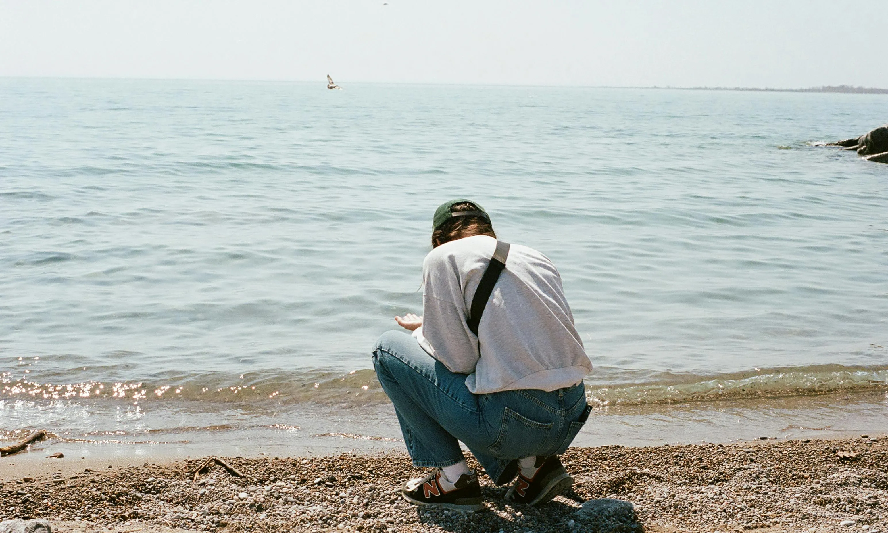Noia netejant la platja. Font: Pexels - Pok Rie
