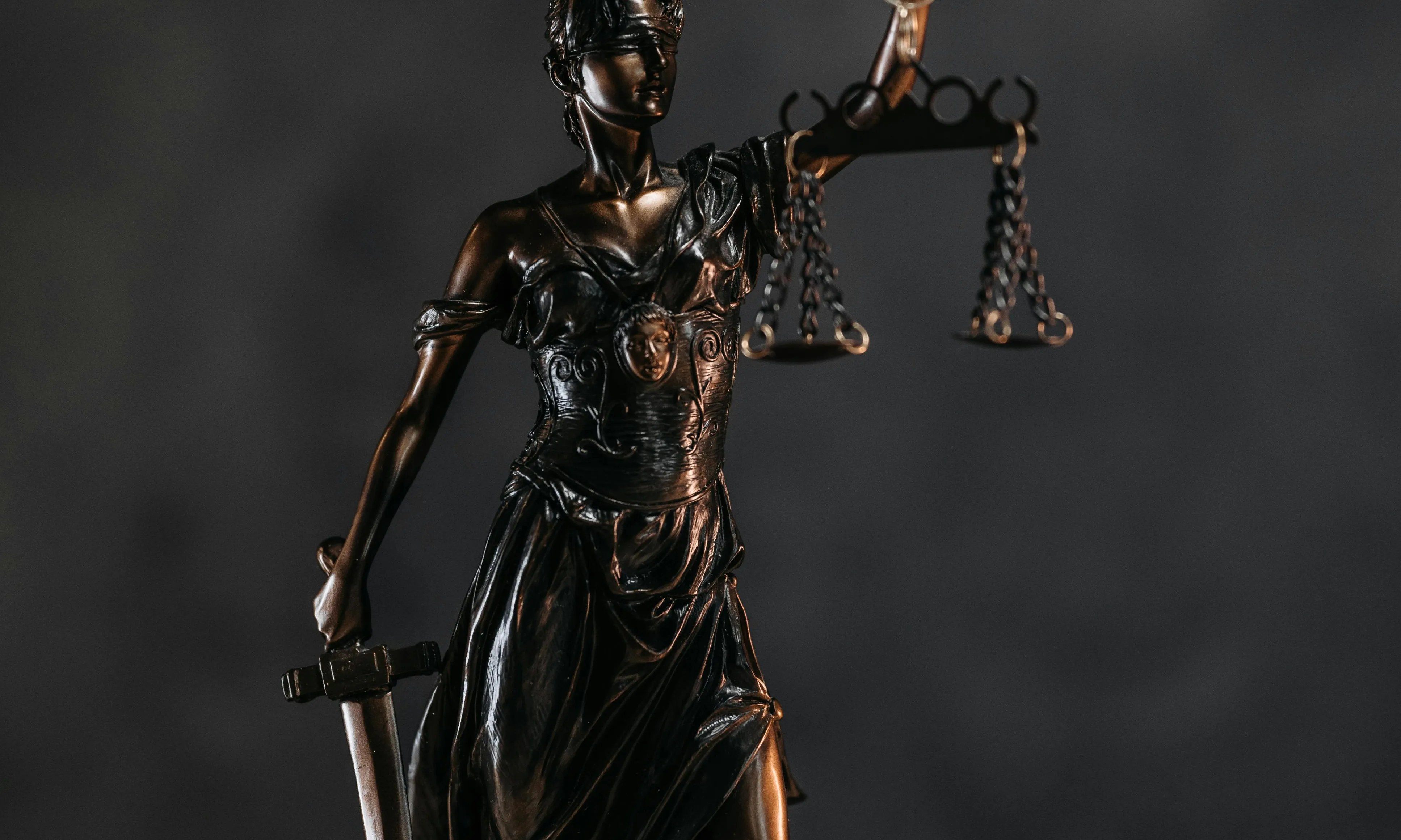 Escultura de la justícia. Font: Pexels - Pavel Danilyuk 