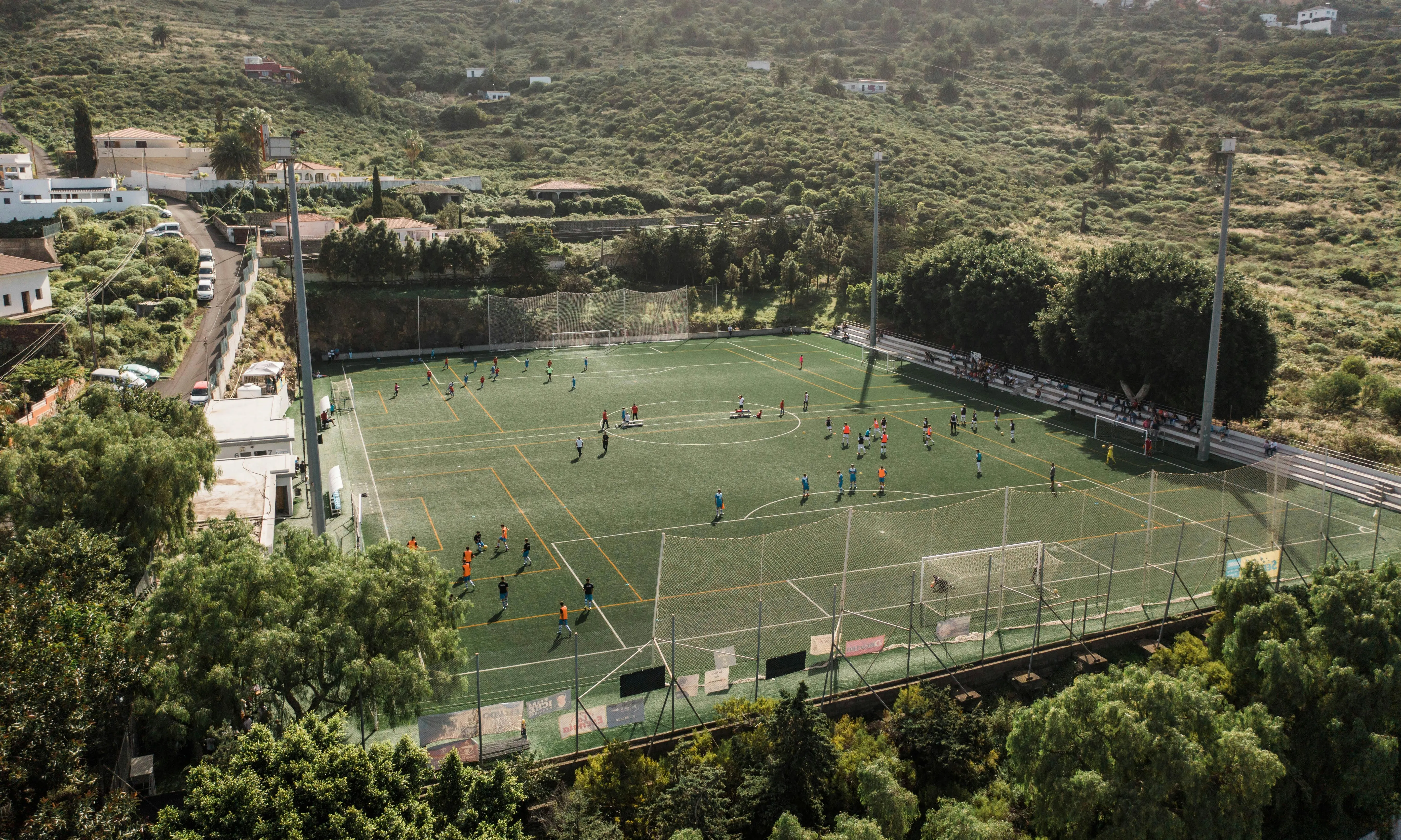 Camp de gespa amb gent entrenant. Font: Pexels - Bert Christiaens