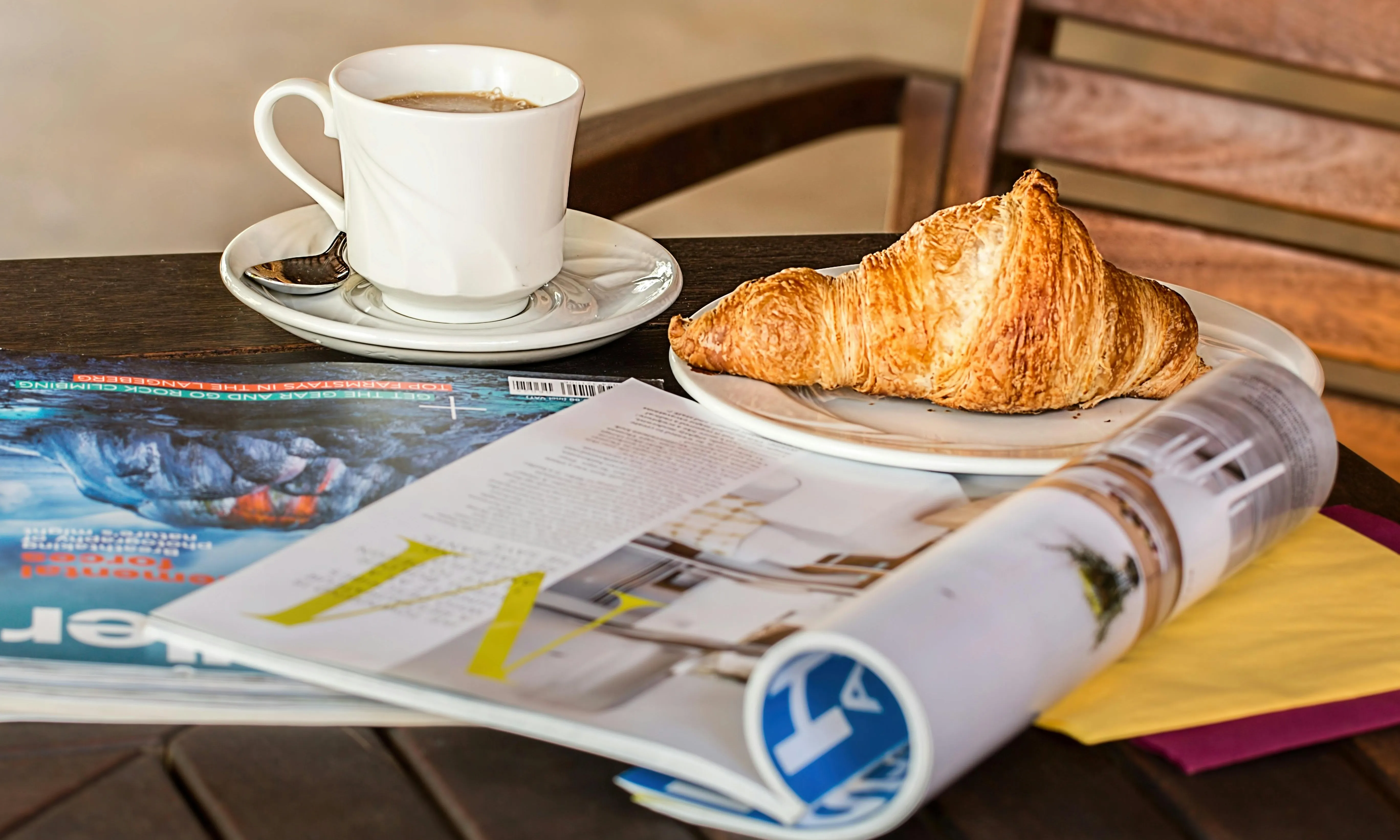 Esmorzar i revistes. Font: Pixabay