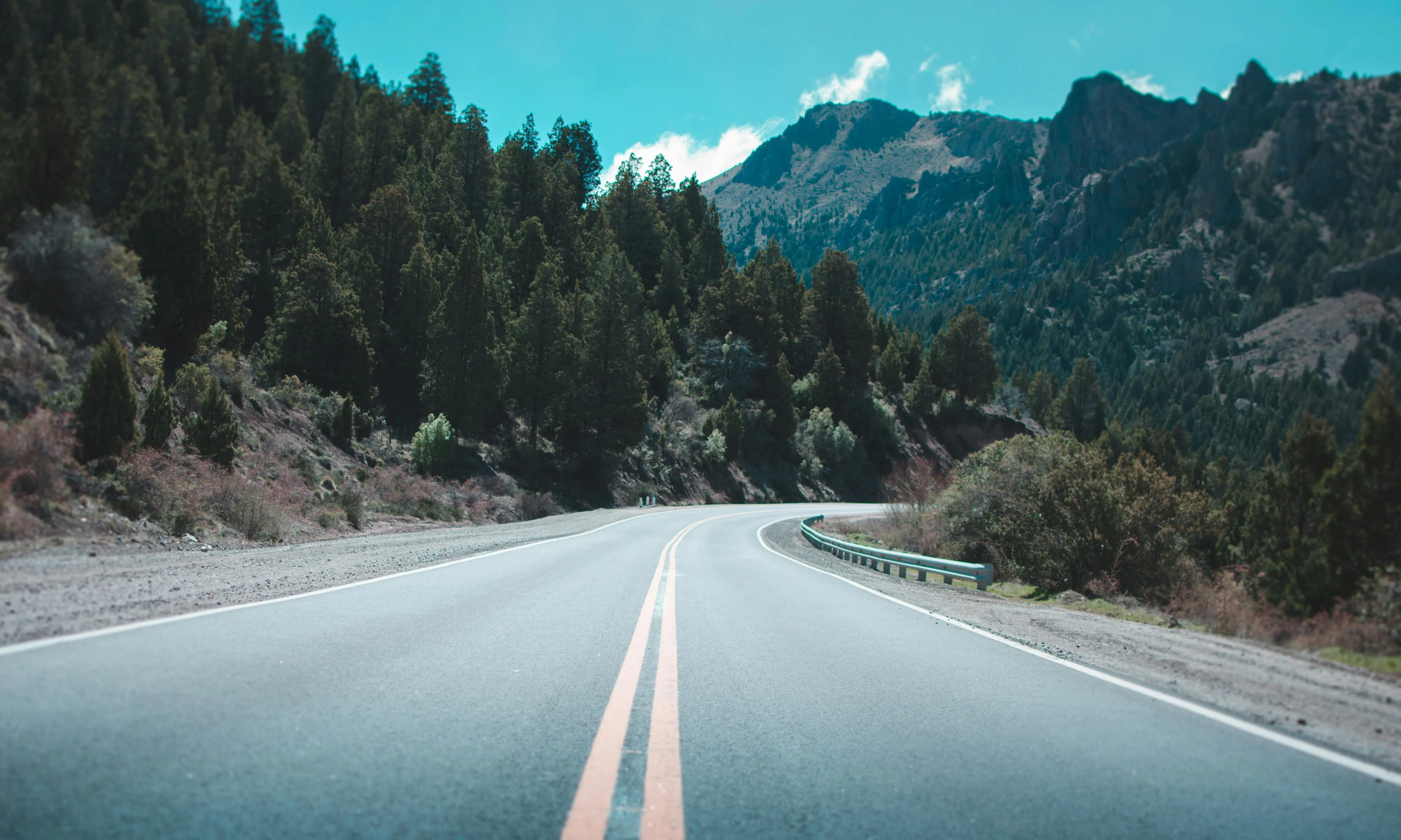 Carretera i paisatge de fons. Font: Pexels - Nicolas Postiglioni 
