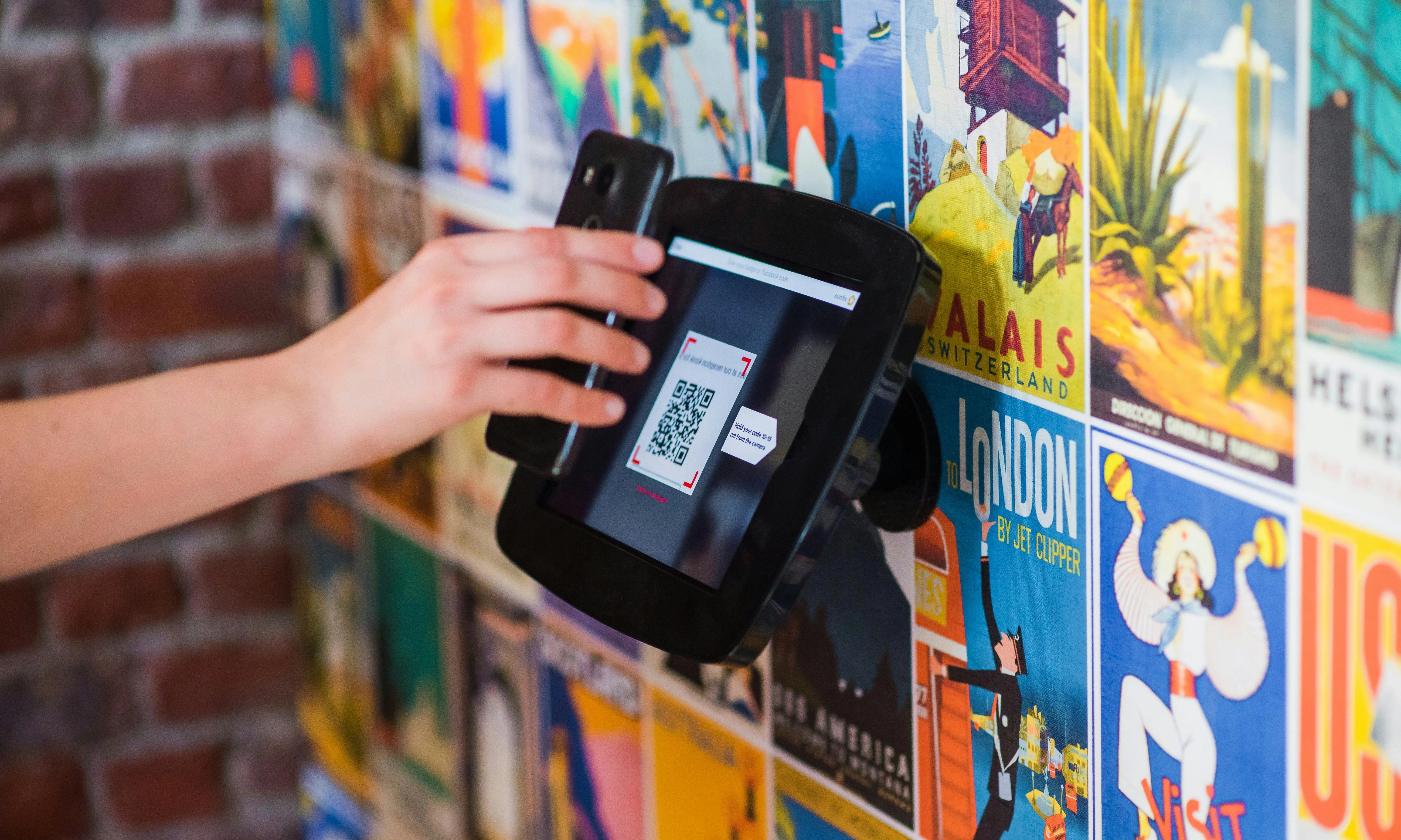Persona escanejant  un codi QR. Font: Pexels - Proxyclick Visitor Management System