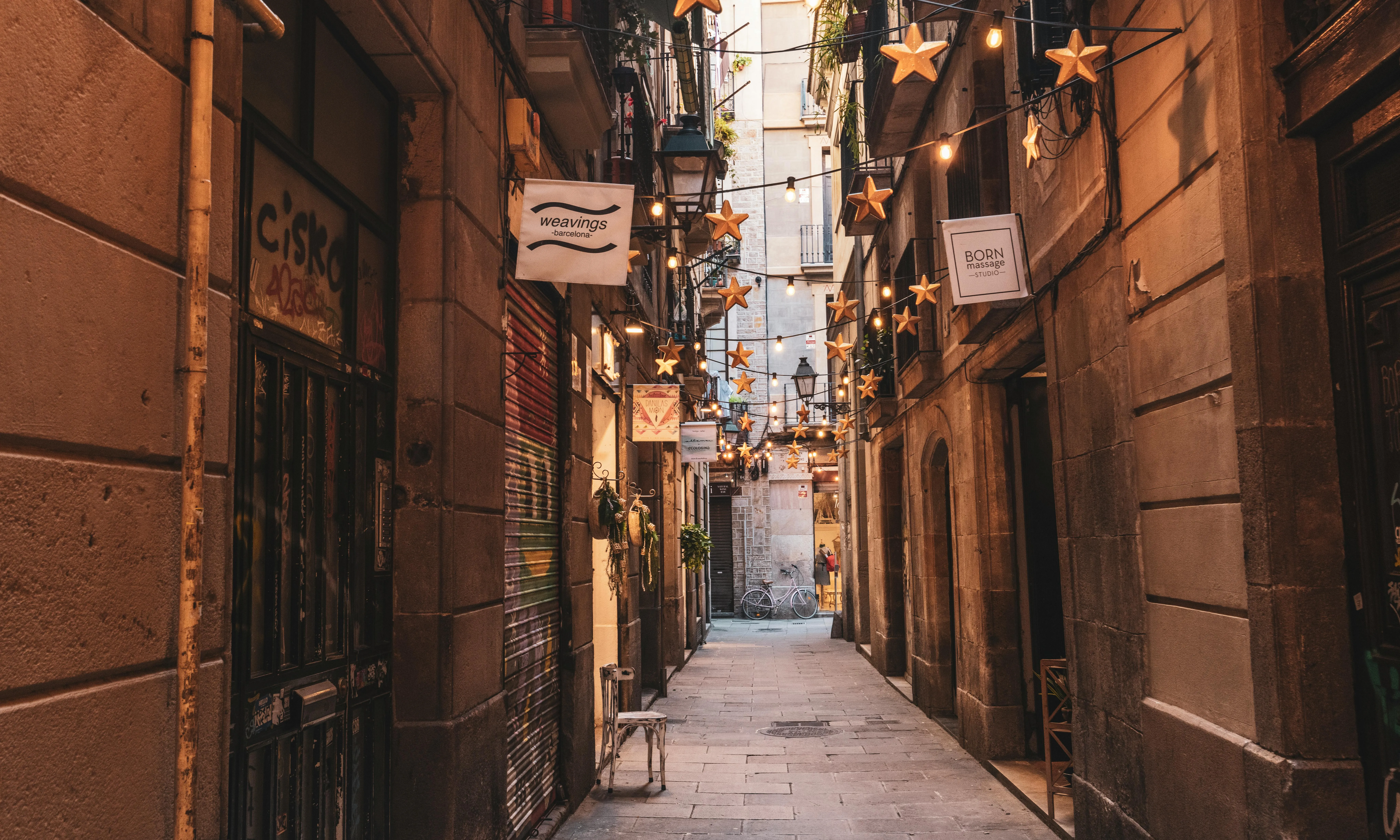Carrer decorat de Nadal a Barcelona. Font: Pexels - Samuel Sweet