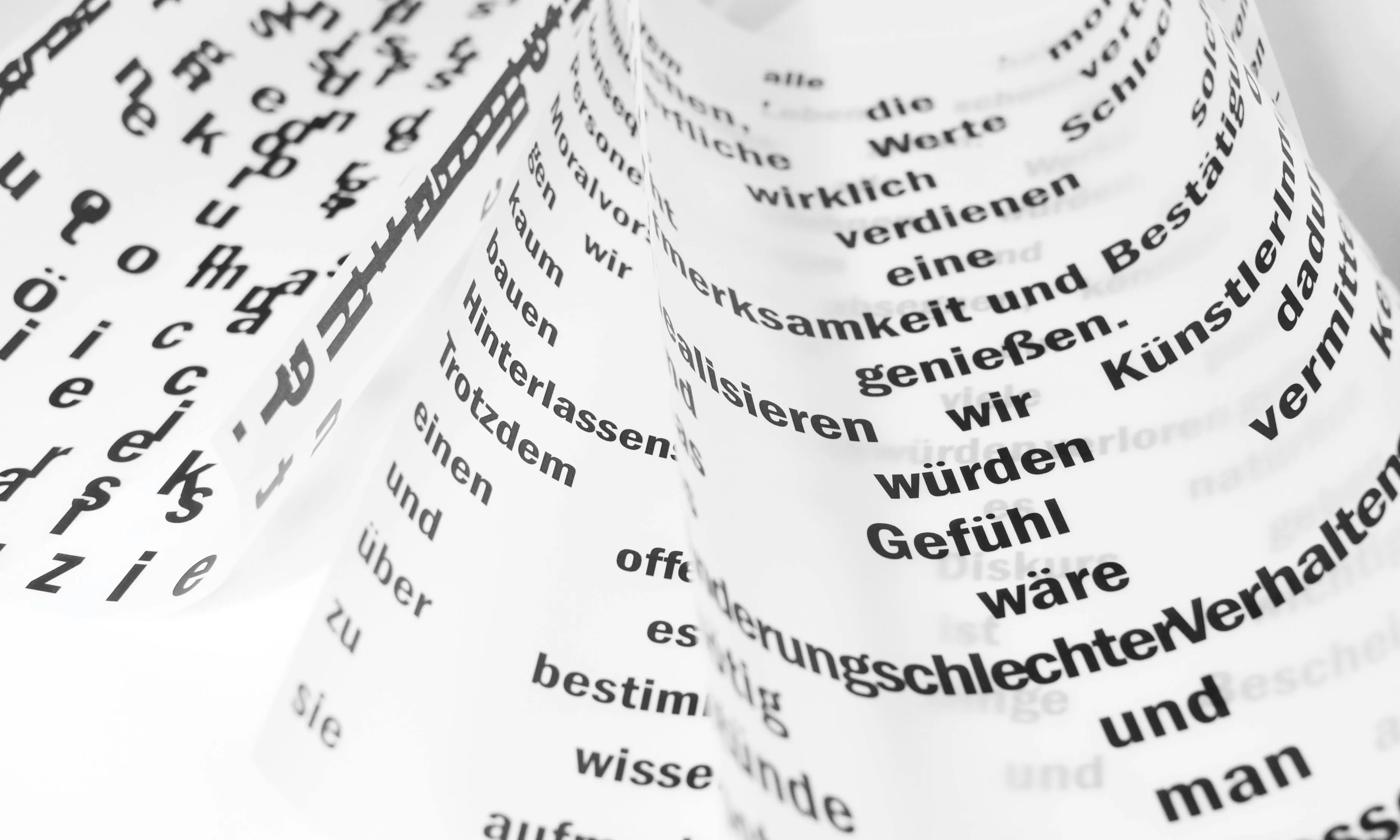 Fulls amb textos amb diferents idiomes. Font: Pexels - Skylar Kang