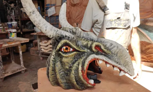 Creació d'un nou element per la Colla de Diables de Montmeló al taller Sarandaca. Font: Oscar Loro