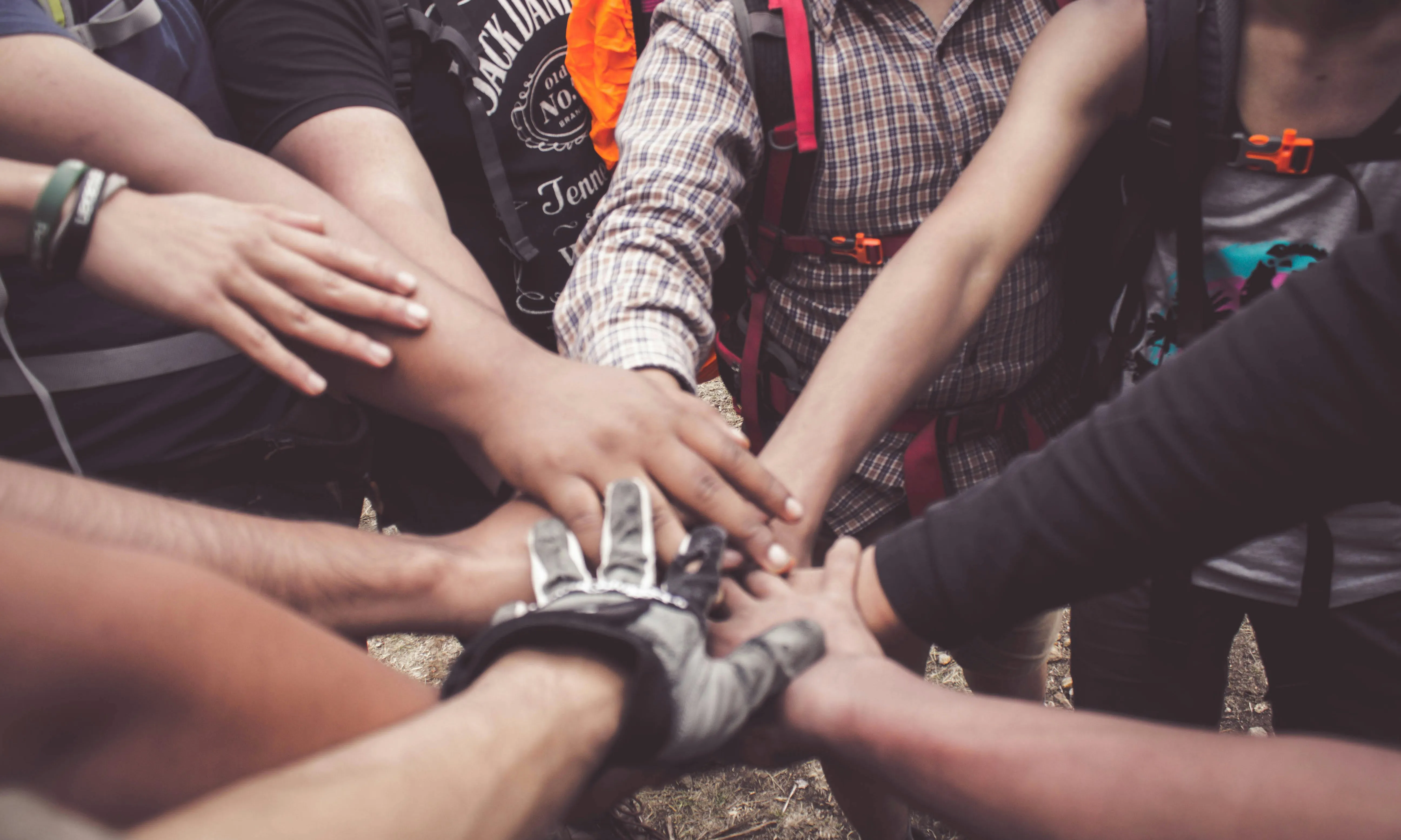 Mans agafades des del centre d'una rotllana. Font: Pexels - Dio Hasbi Saniskoro