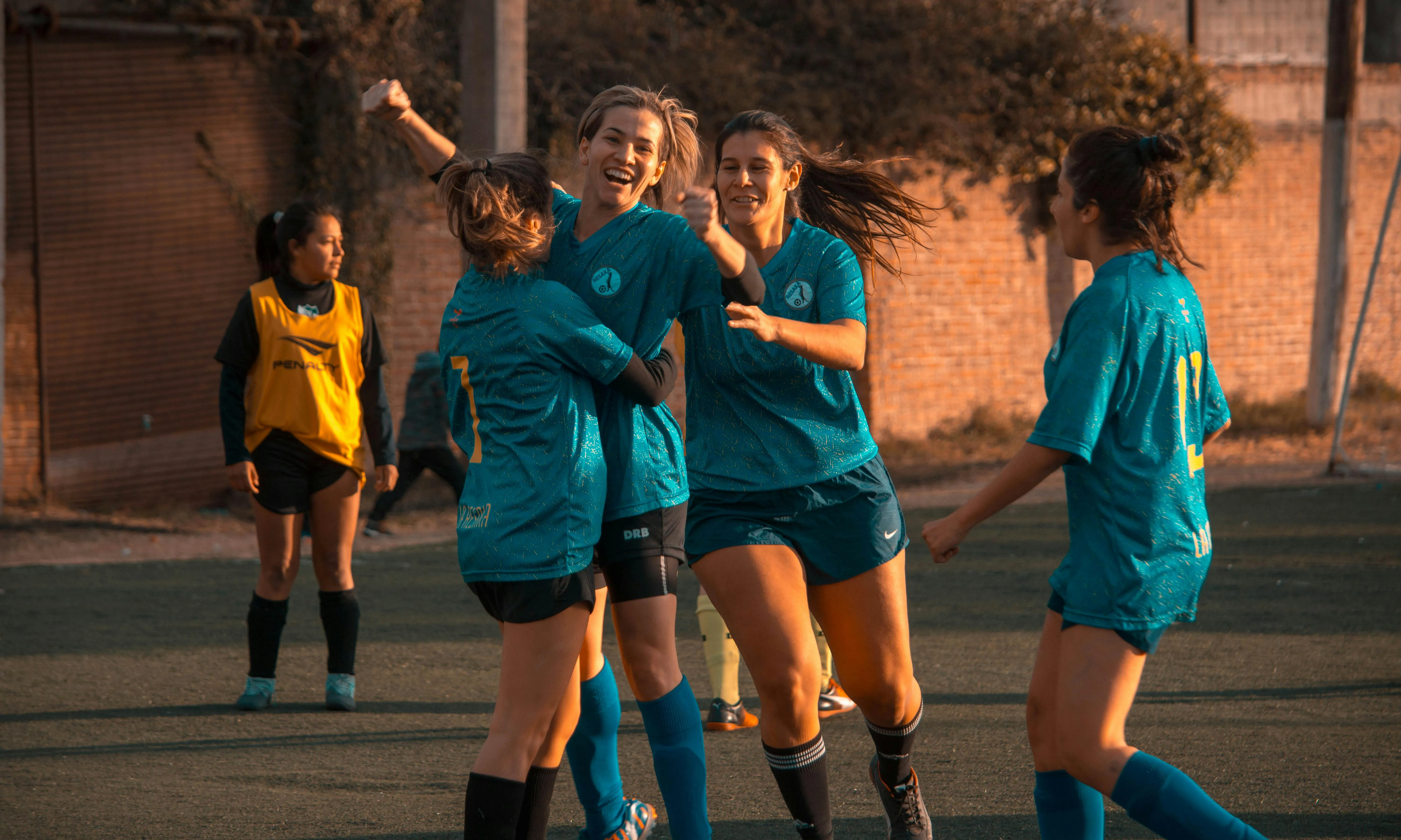 Equip femení jugant a futbol. Font: Pexels - Mica Asato