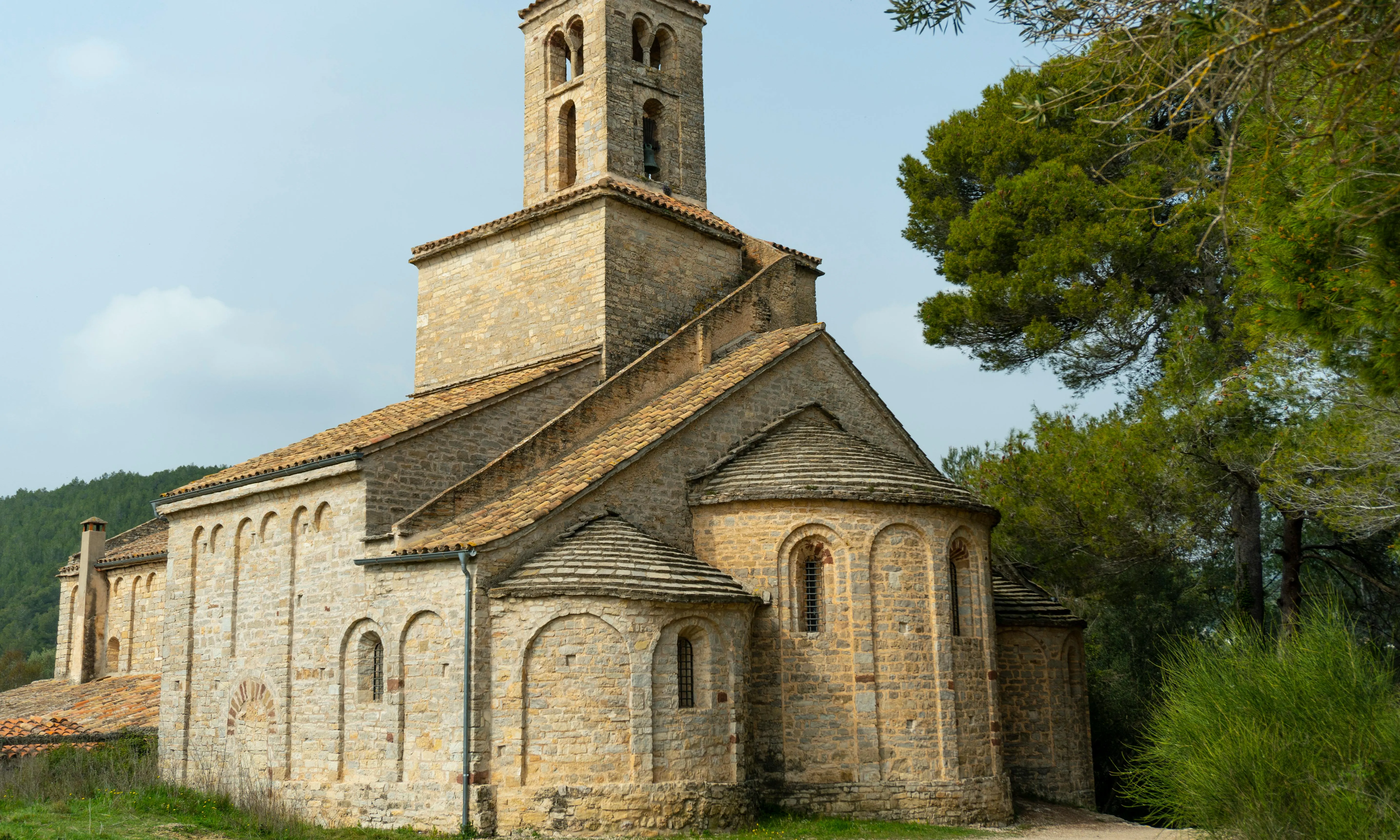 Església romànica de Sant Ponç a Corbera de Llobregat. Font: Pexels - Oscar Ruiz