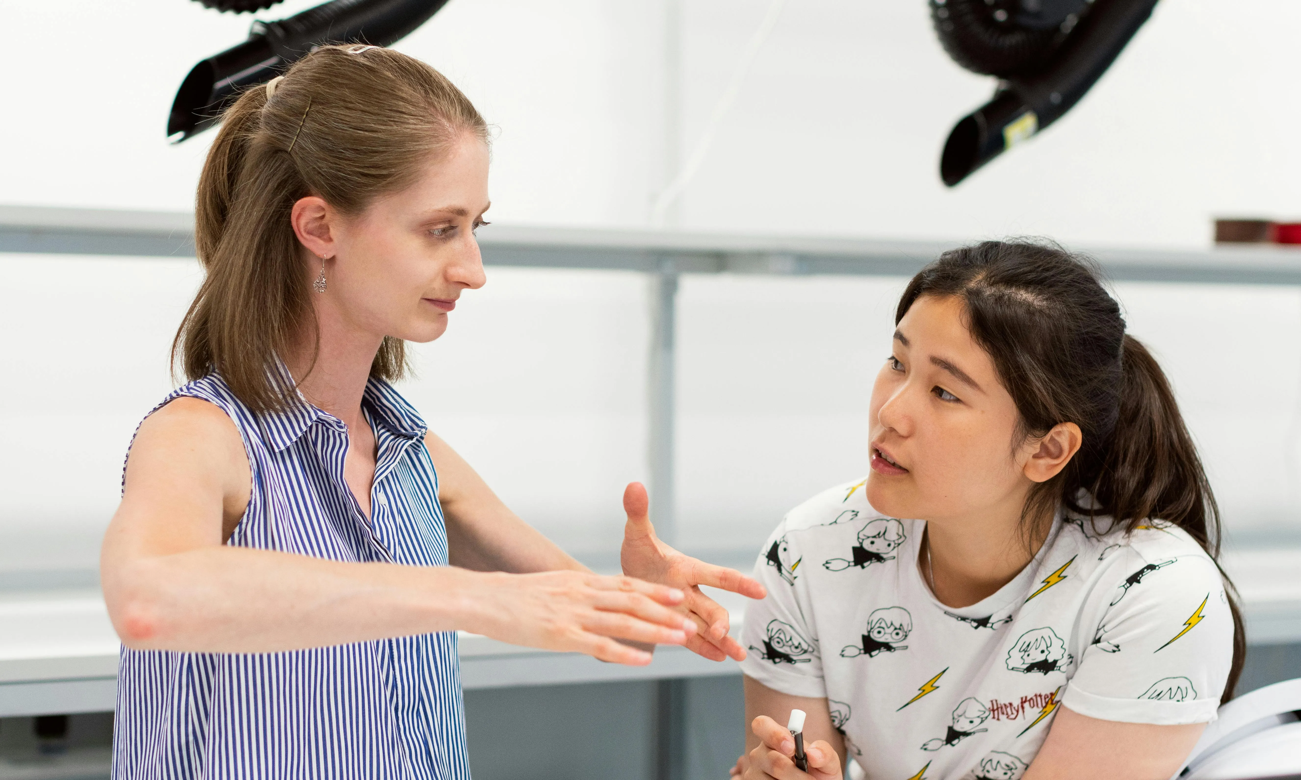 Noies veient un robot. Font: Pexels - ThisIsEngineering