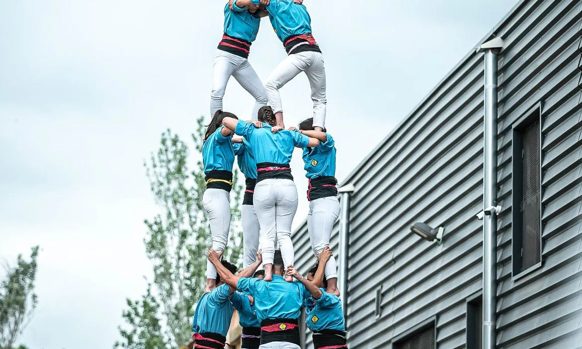 La colla castellera universitària de la UdG es defineix com "molt més que castellers".