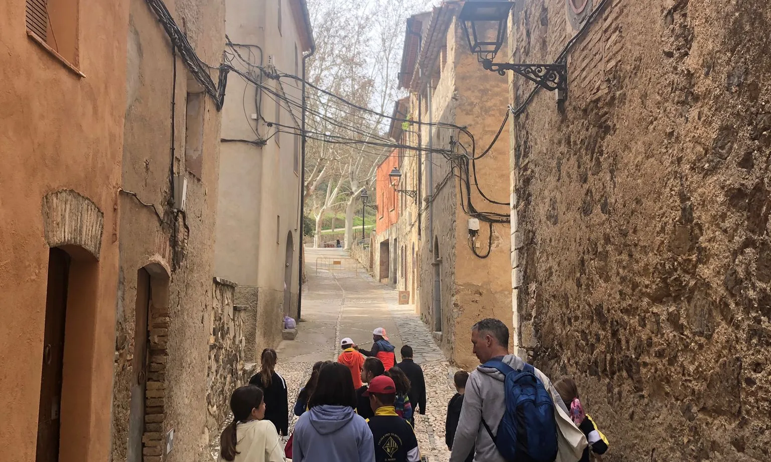 Imatge d'una sortida dels infants de l'Escola Montsant d'Ulldemolins.
