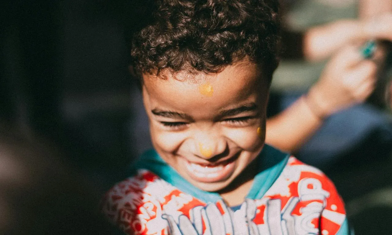 Infant somrient. Font: Pexels - Edward Eyer