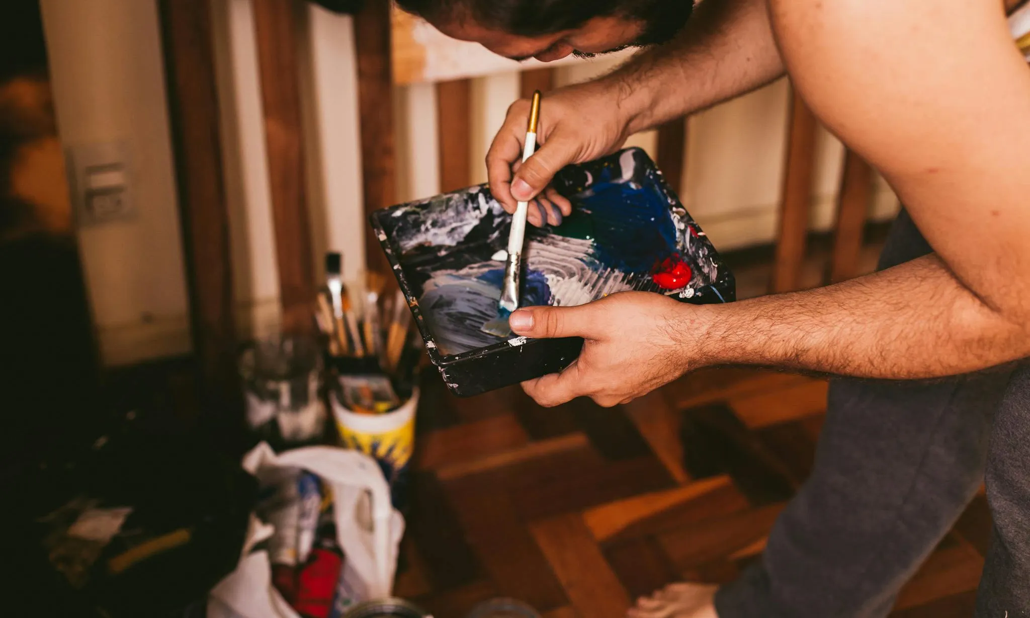 Home pintant. Font: Pexels - Karyme França