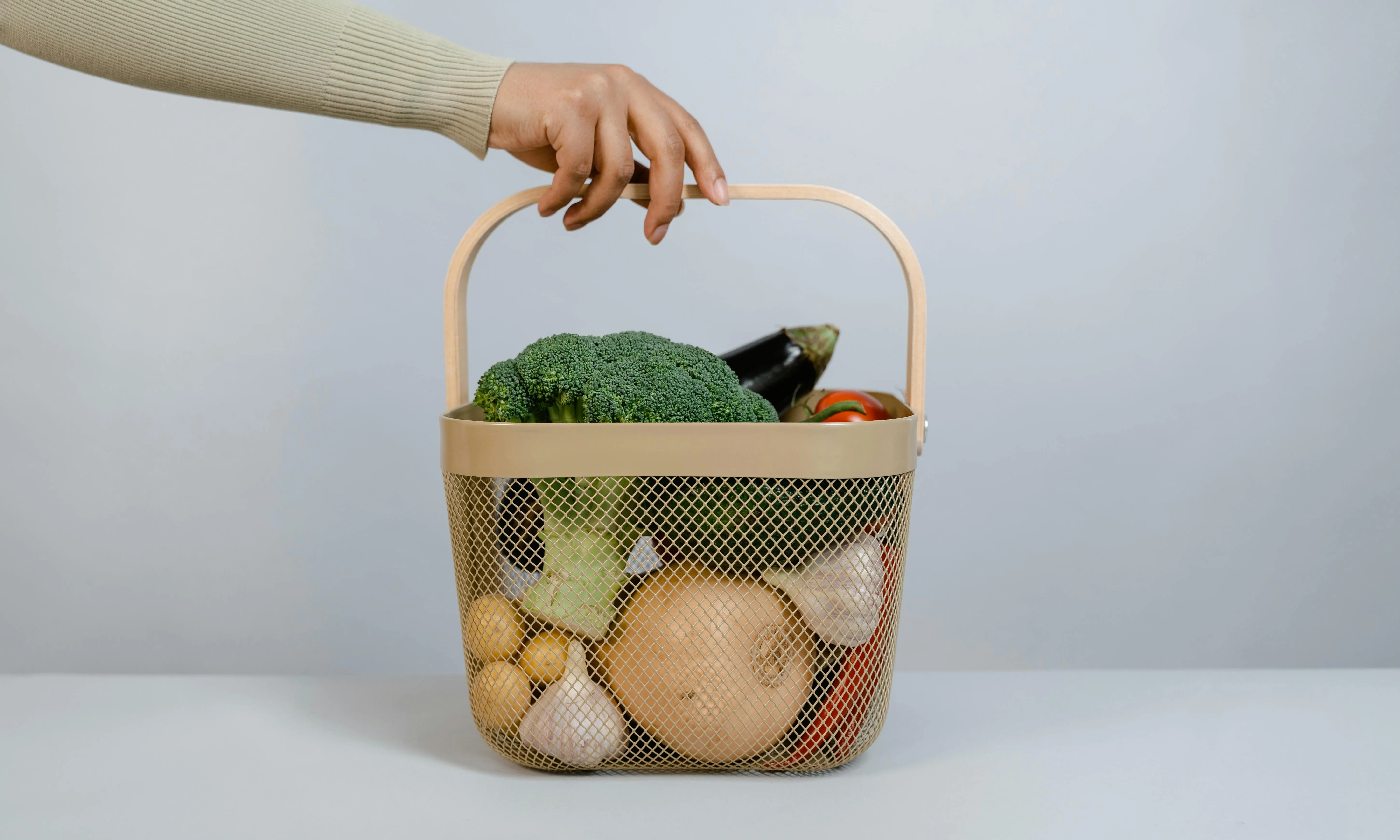 Cistella amb aliments frescos. Font: Pexels - Tima Miroshnichenko