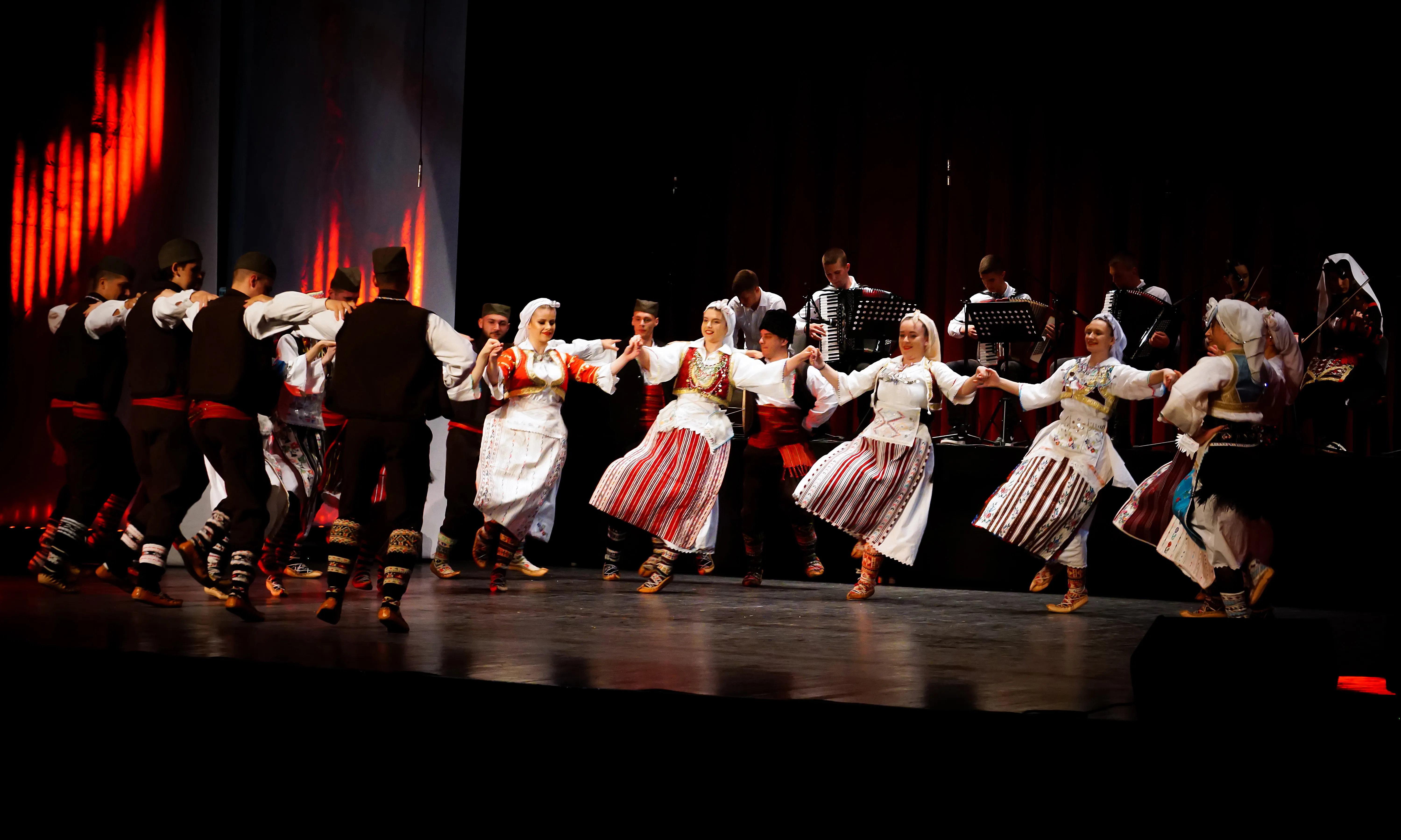 L'objectiu del festival Ésdansa és promoure la dansa tradicional d'arrel i apropar-la a tots els públics.