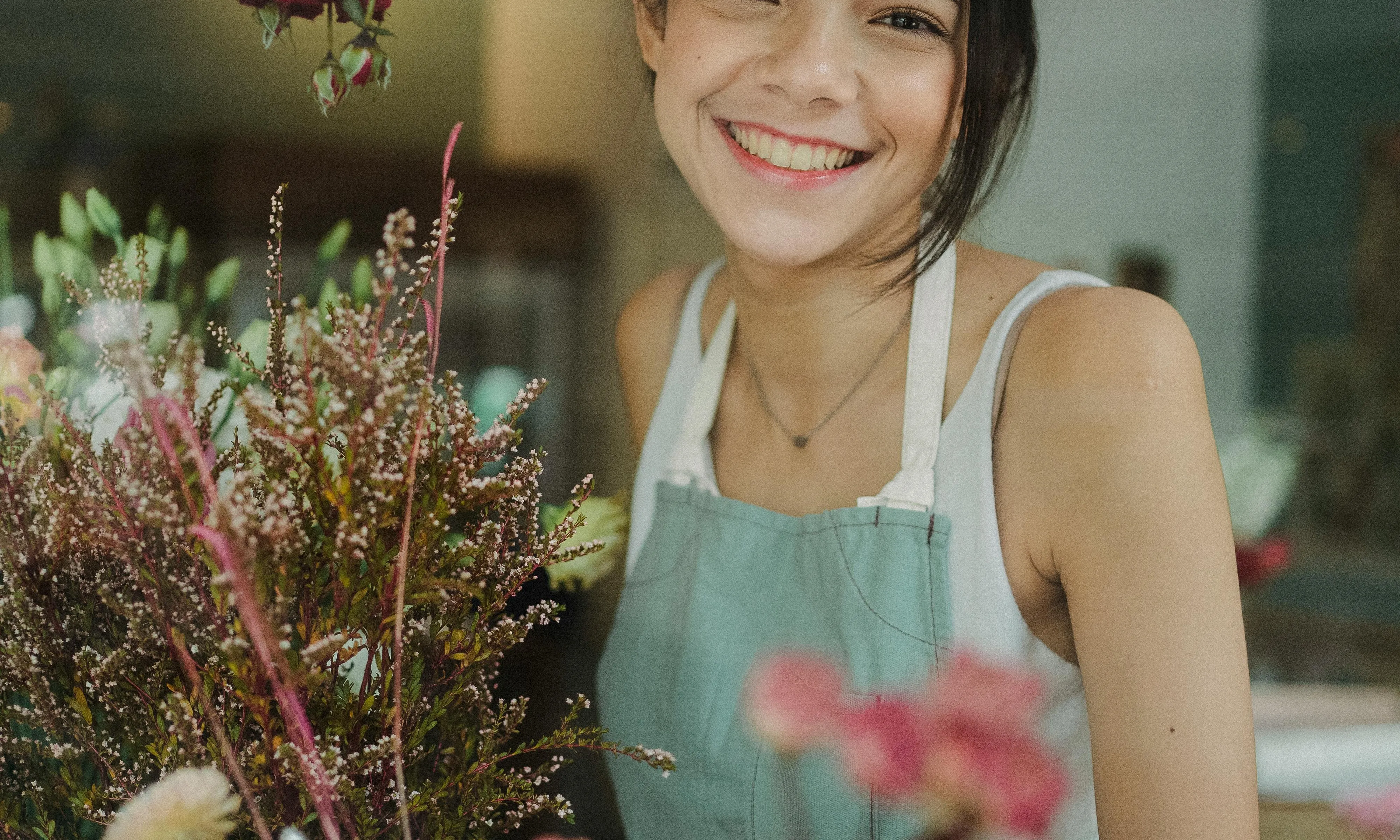 Noia jove treballant en una floristeria