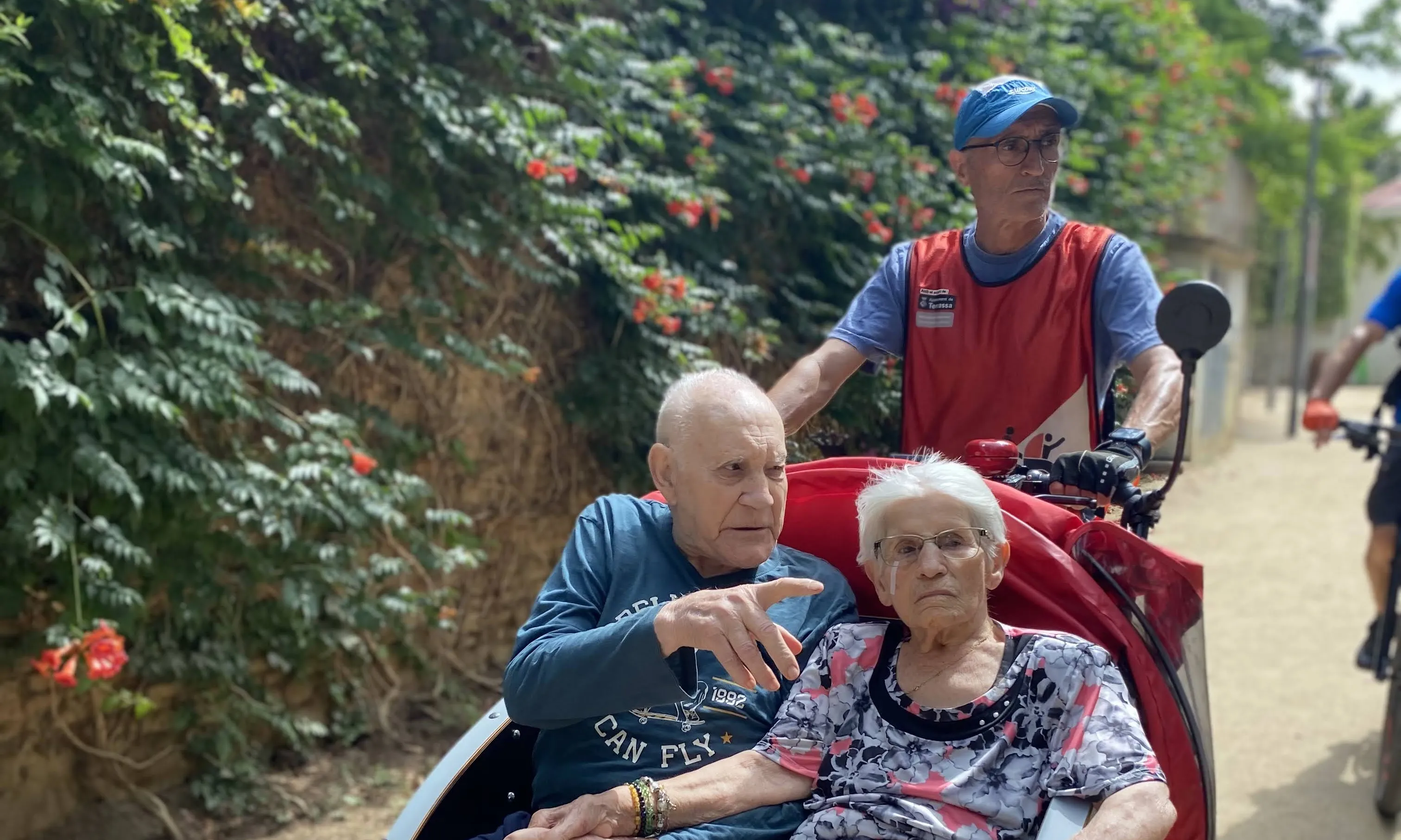 Dues persones grans passegen en el tricicle d'En Bici Sense Edat a Terrassa