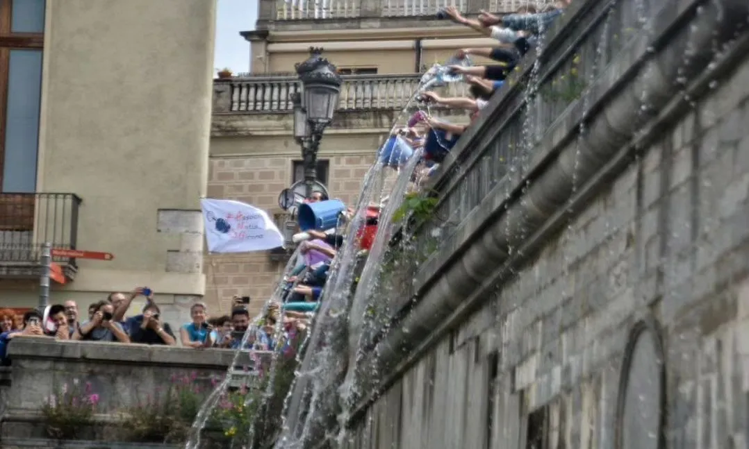 Acció d'Aigua és Vida en defensa de l'aigua a Girona.