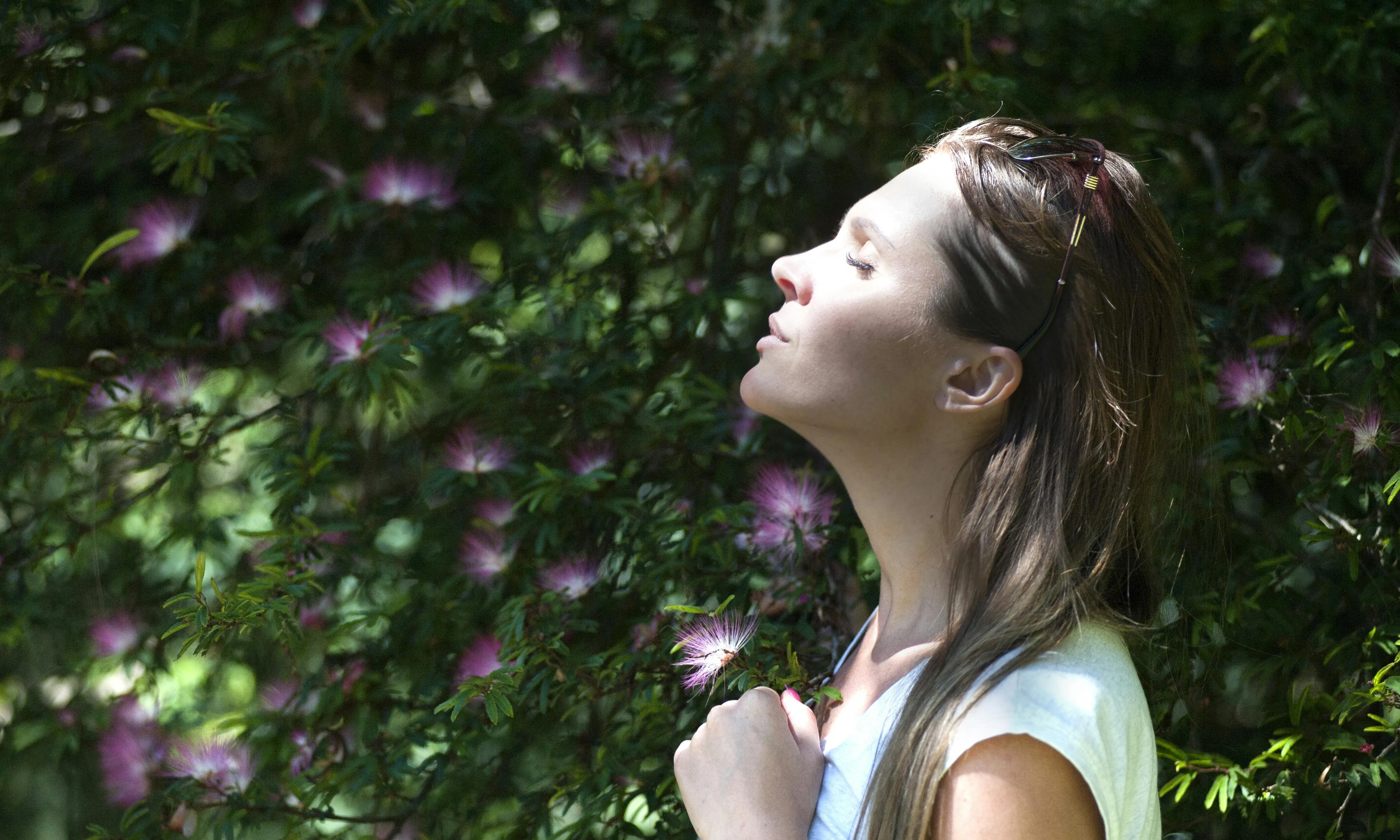 Noia observant la natura