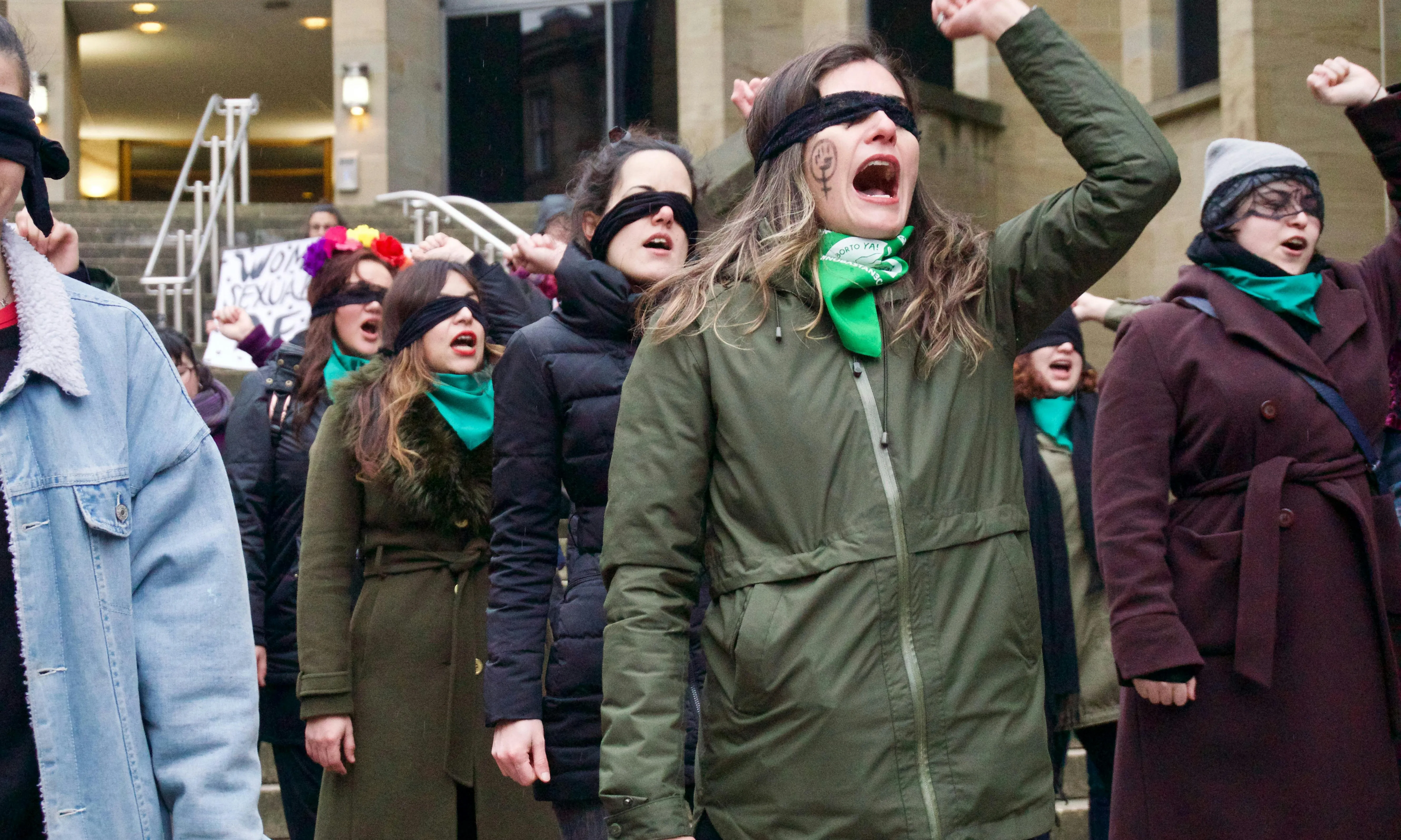 Dones feministes manifestant-se