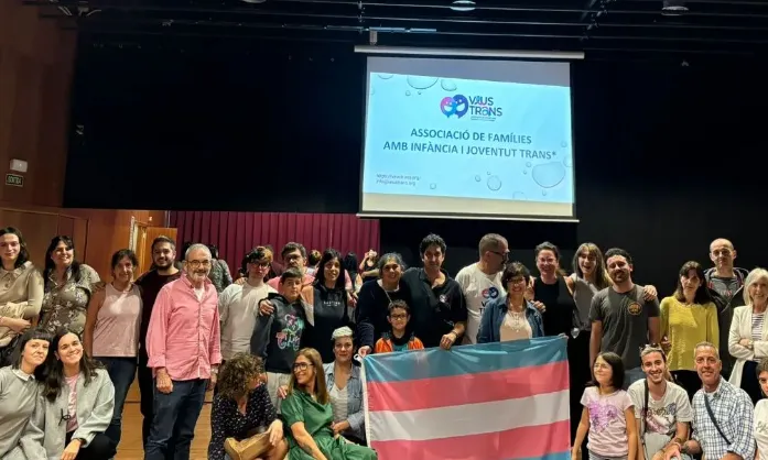 Col·loqui ‘Famílies que acompanyen: realitats i visibilitat de les infàncies i joventuts trans’ a Sant Andreu de la Barca. Font: Veus Trans