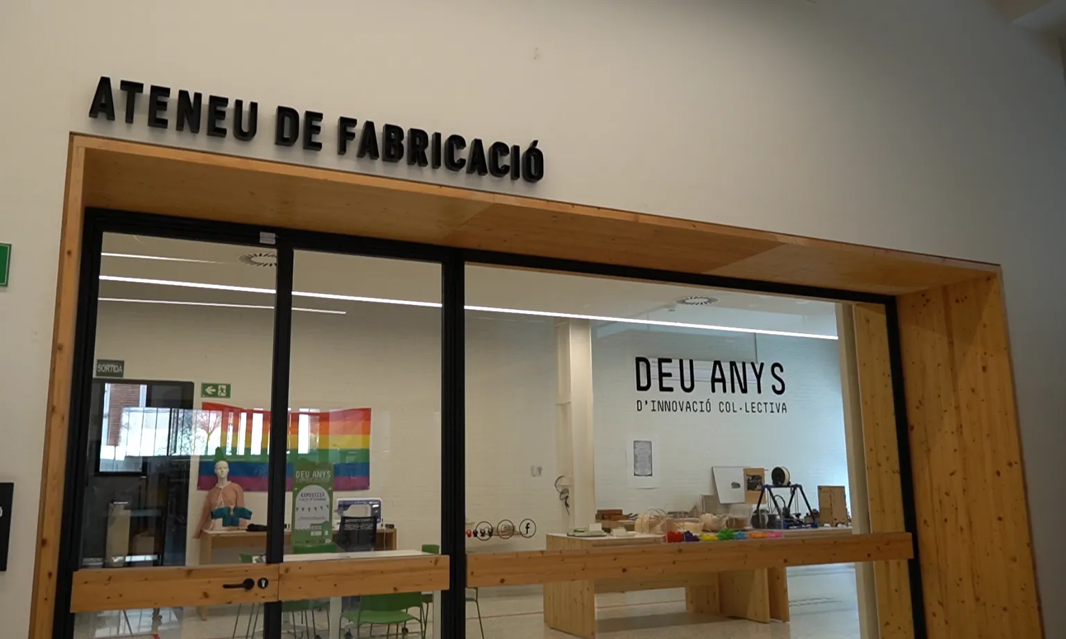 Accés a l'Ateneu de Fabricació de Les Corts des de la Biblioteca Montserrat Abelló. Font: Colectic.