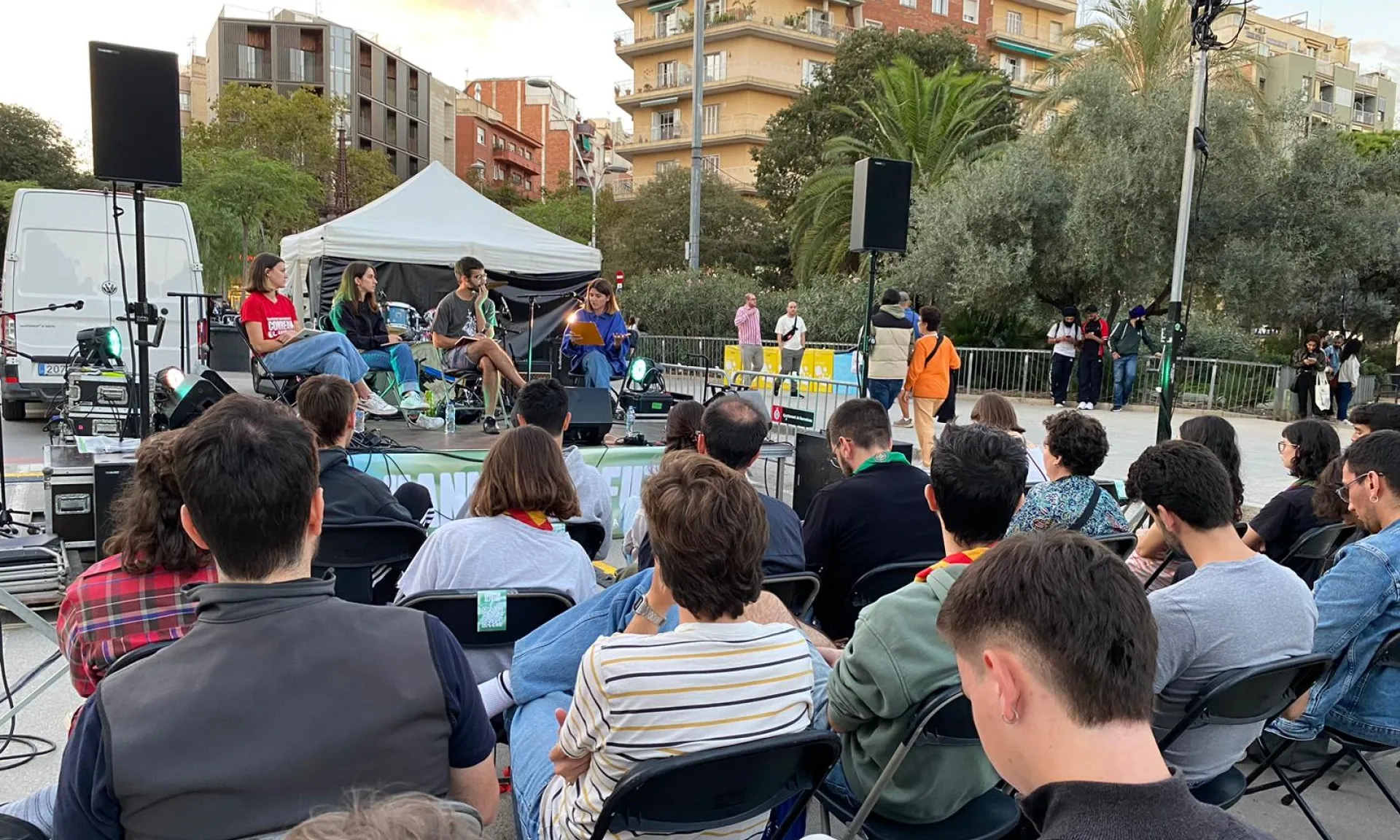 El públic escolta atentament durant la presentació de la Carta juvenil per la justícia climàtica.