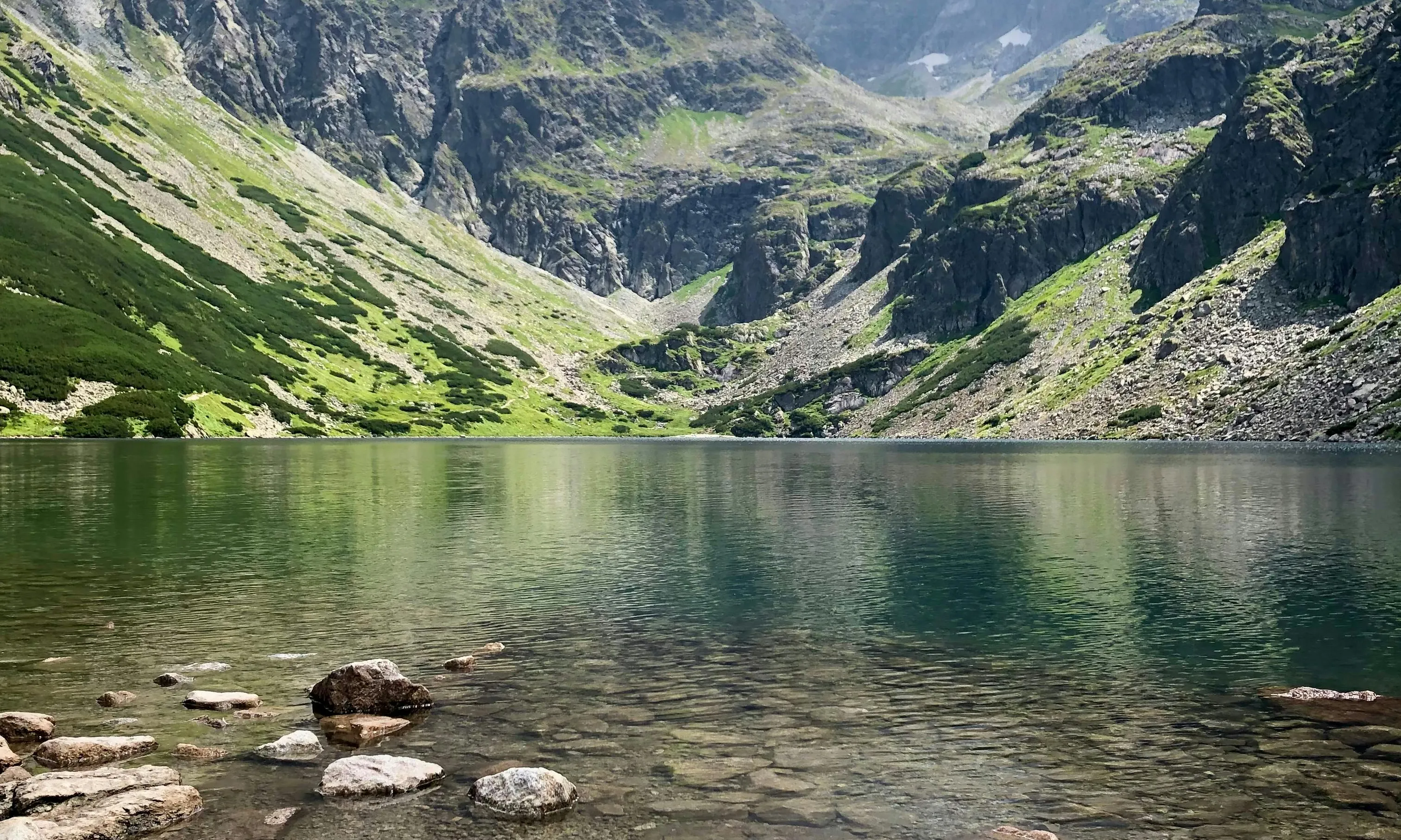 Llac amb muntanyes al fons. Font: Pexels - Maksym Harbar