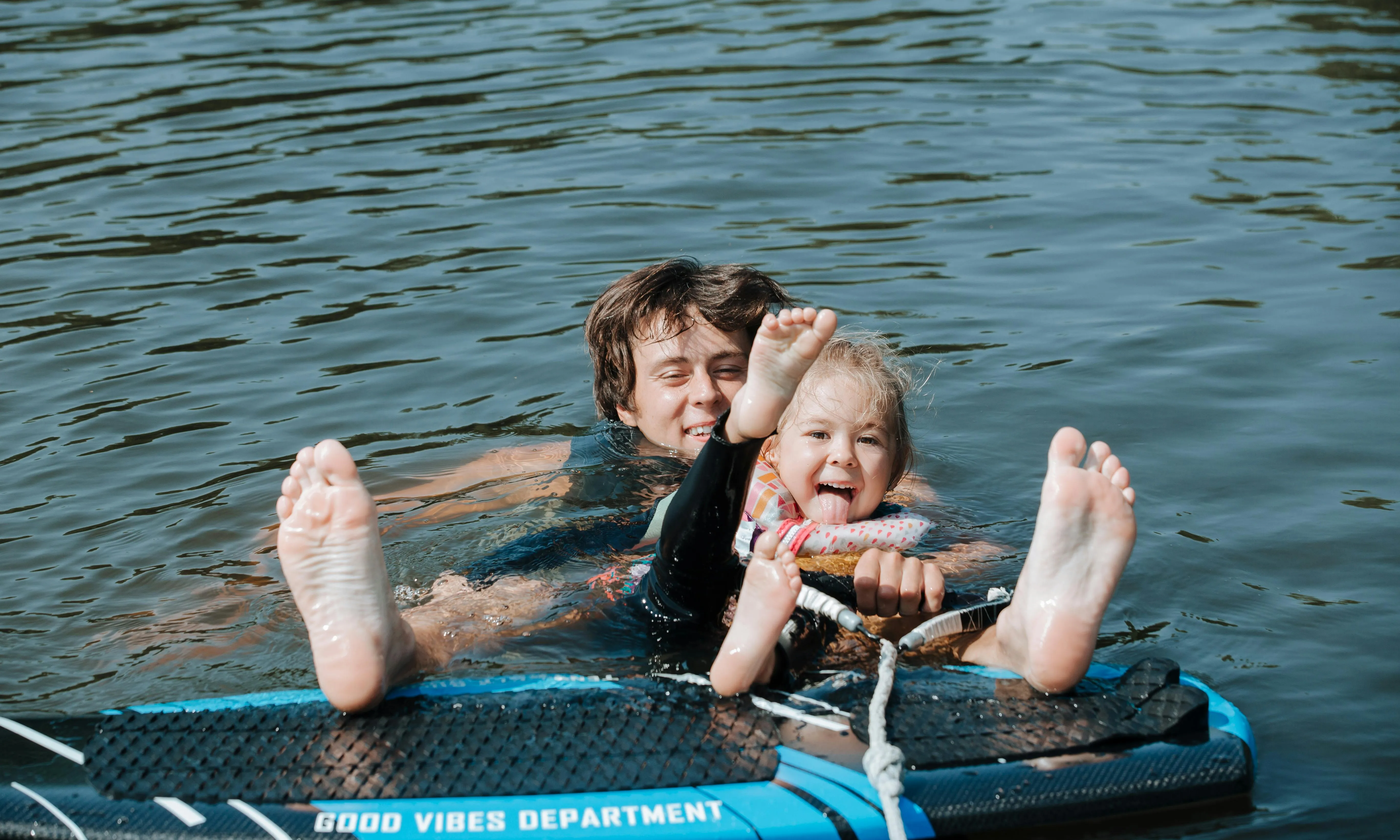 Pare fent surf amb la seva filla. Font: Pexels - Ron Lach