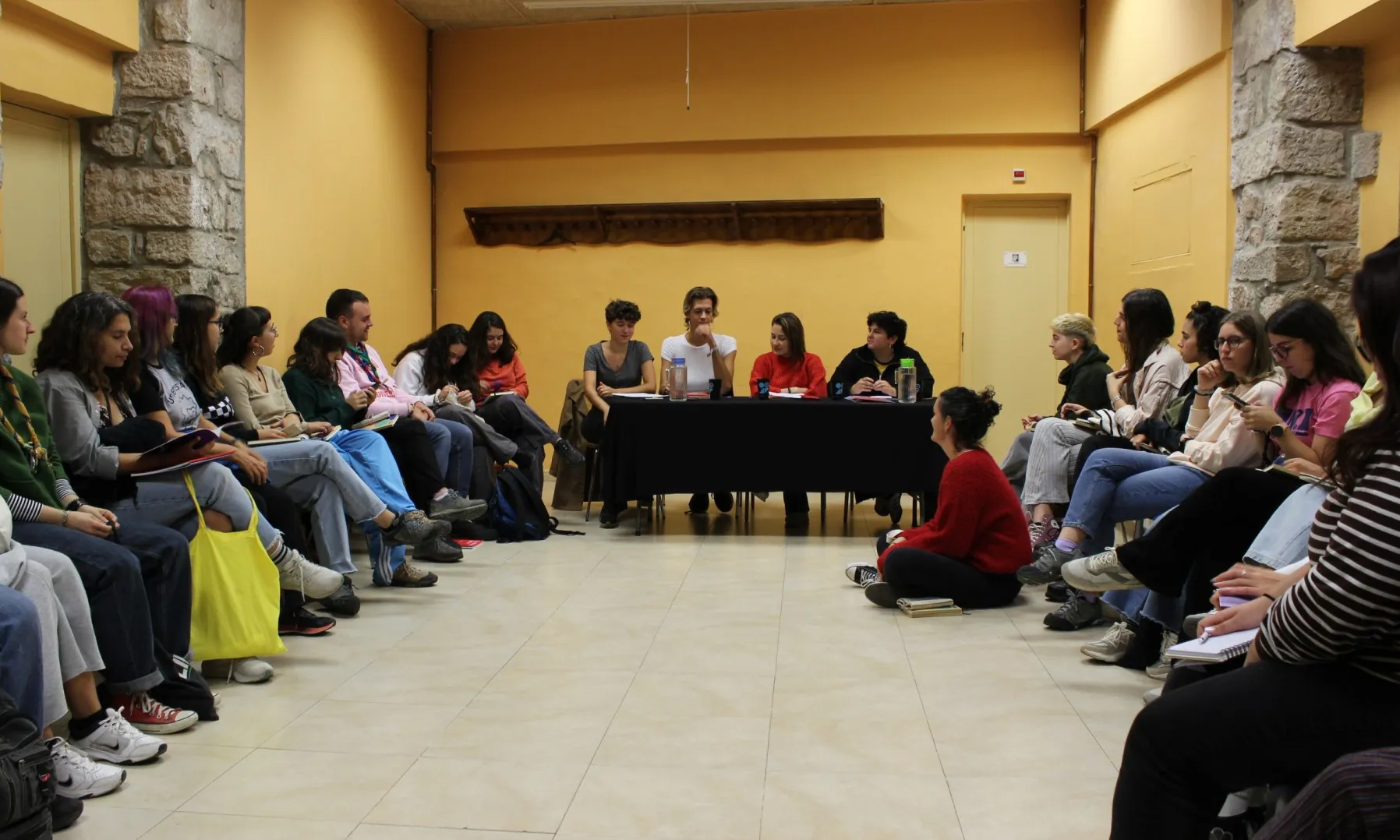 Realització de la taula rodona amb diverses activistes feministes, durant la Guspira