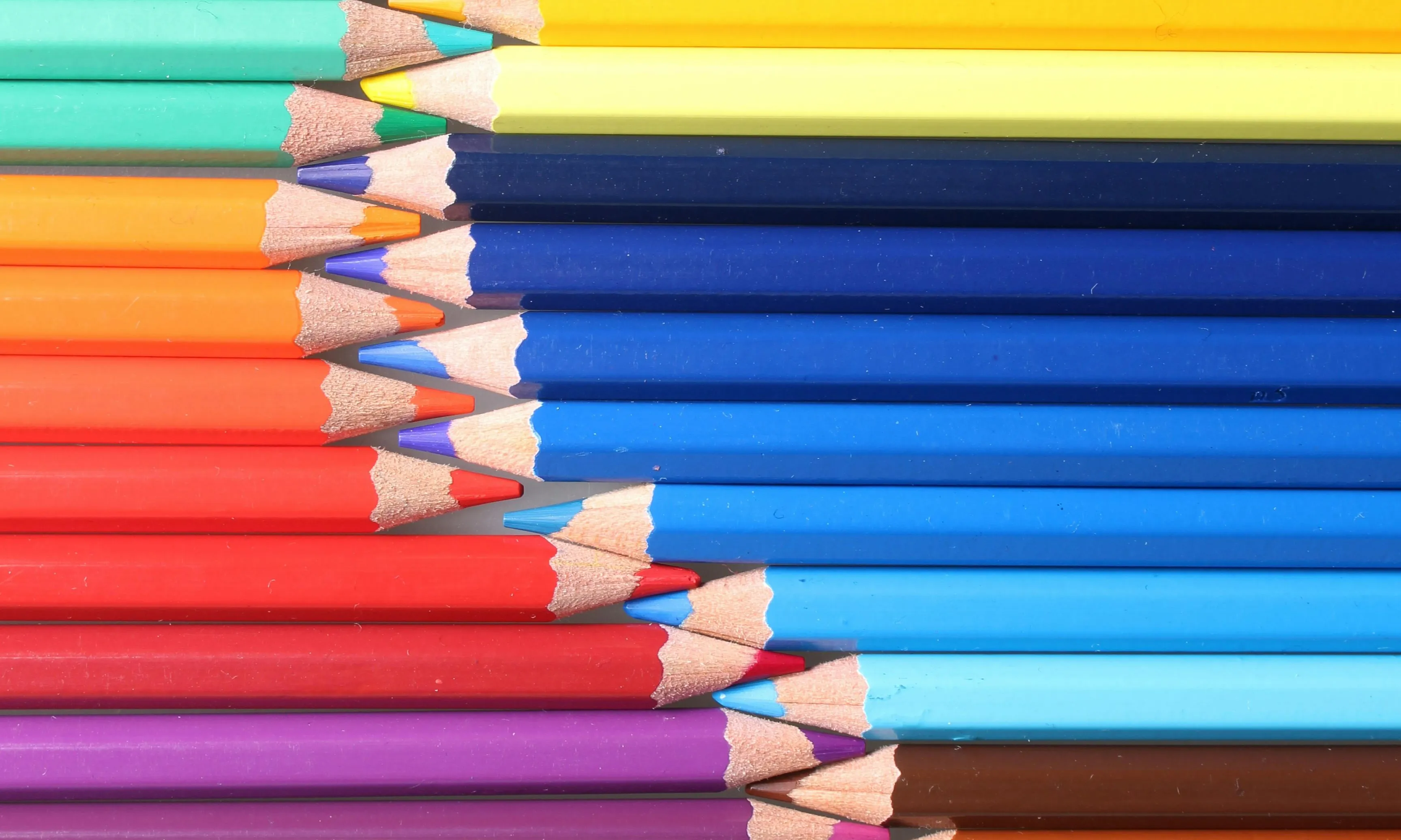 Llapis de colors fent una sanefa. Font: Pexels - Pixabay