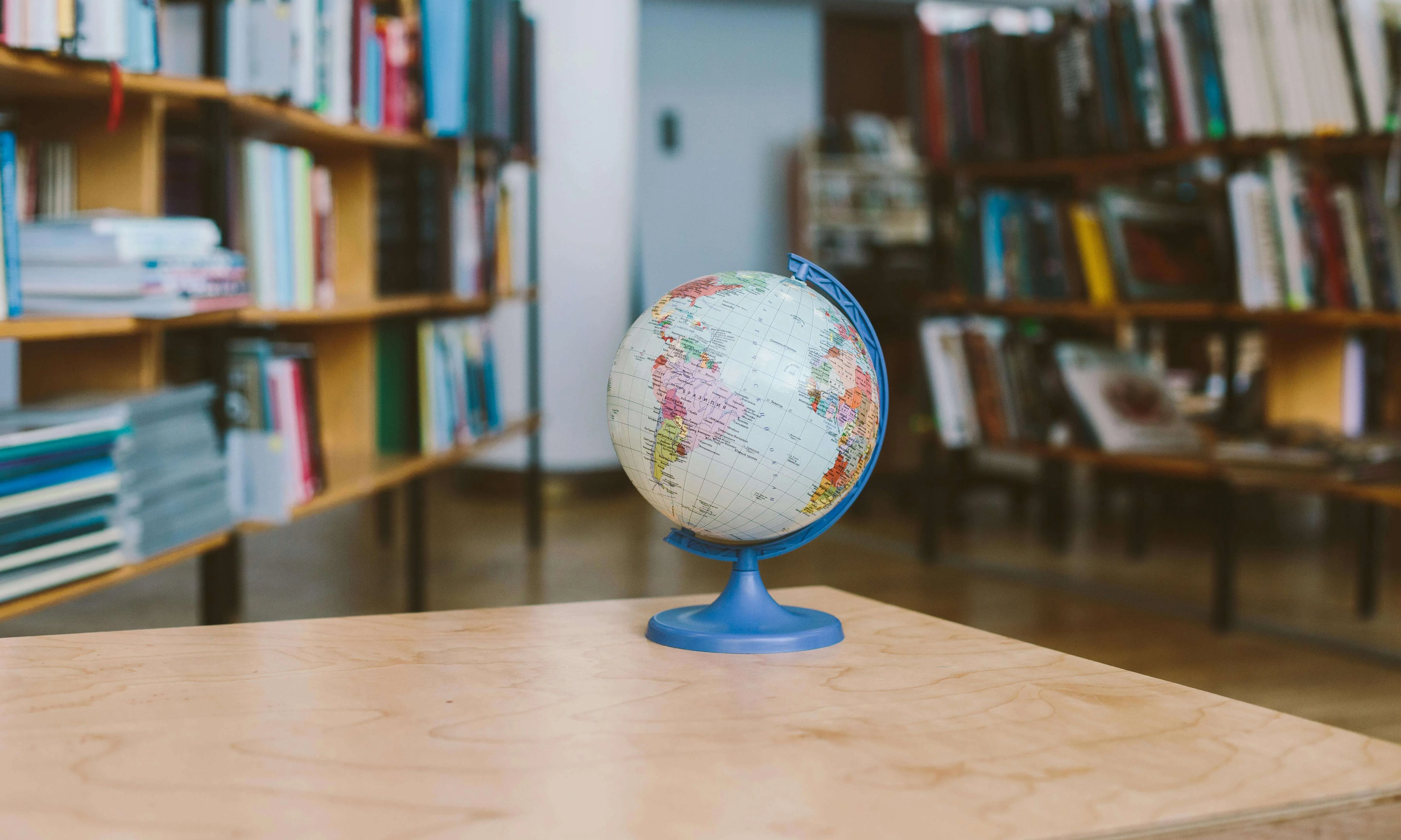 Bola del món sobre una taula en una biblioteca