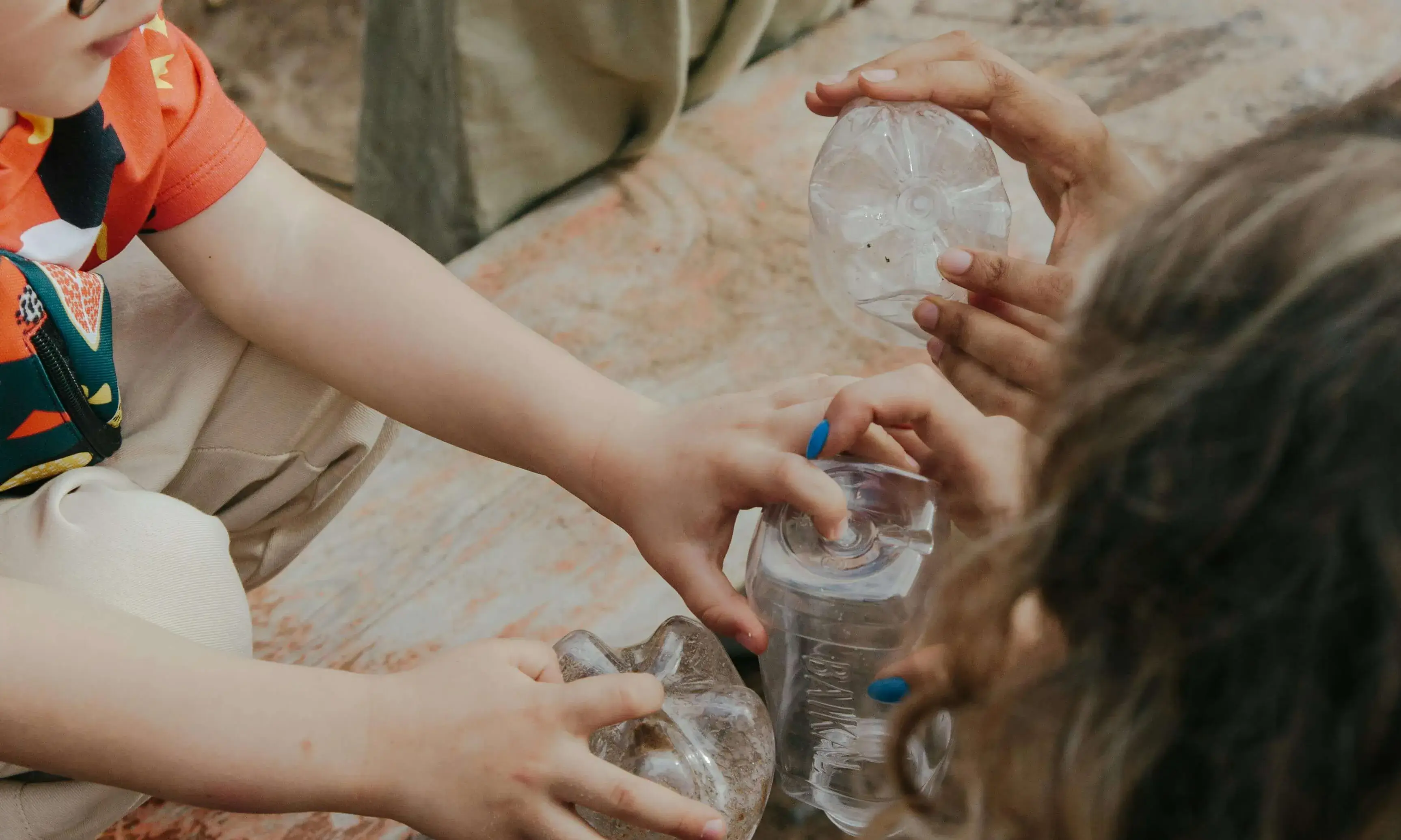Infants fent un taller de reciclatge