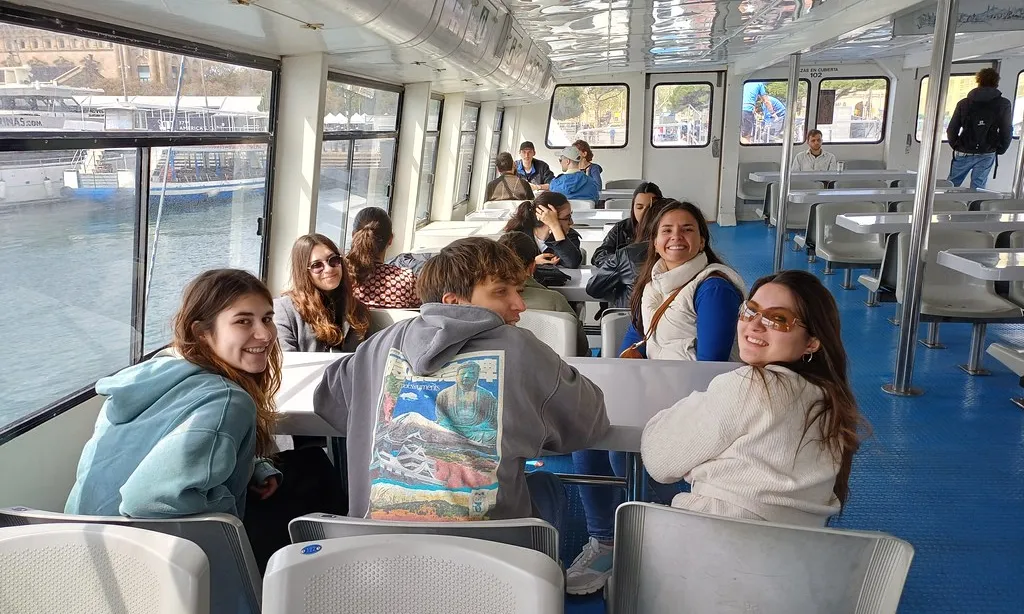 Estudiants internacionals de la UPF en una sortida en vaixell pel port de Barcelona