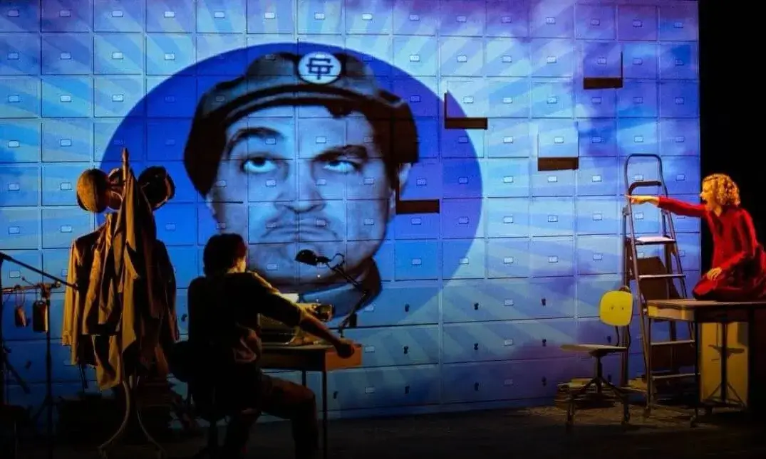 'La nena dels pardals' és un espectacle de teatre familiar multipremiat, poètic i emocionant sobre una història basada en fets reals.