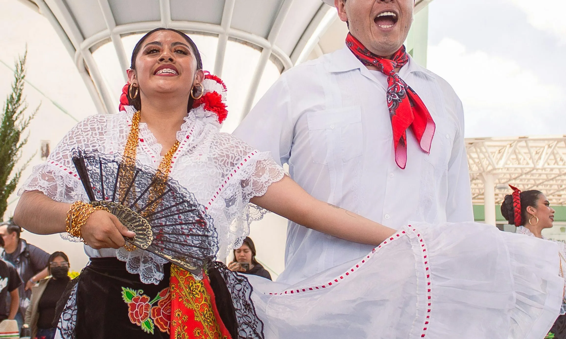 Parella ballant balls tradicionals d'una regió de Sud Amèrica