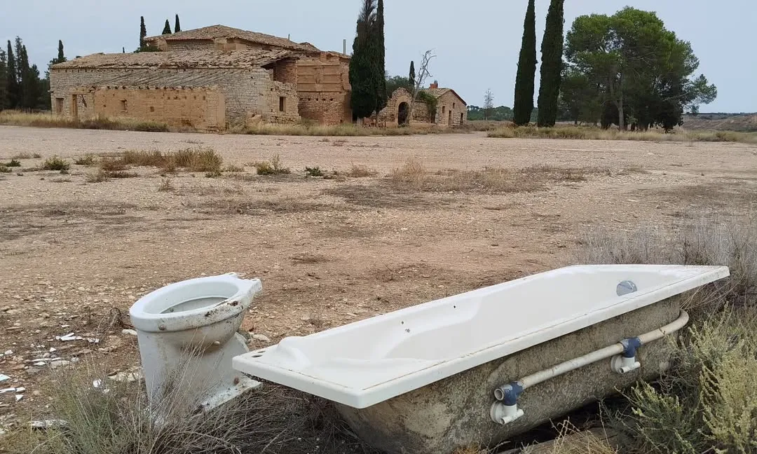 La casa es troba en un estat deplorable i podria col·lapsar en qualsevol moment, alerten des de la plataforma.