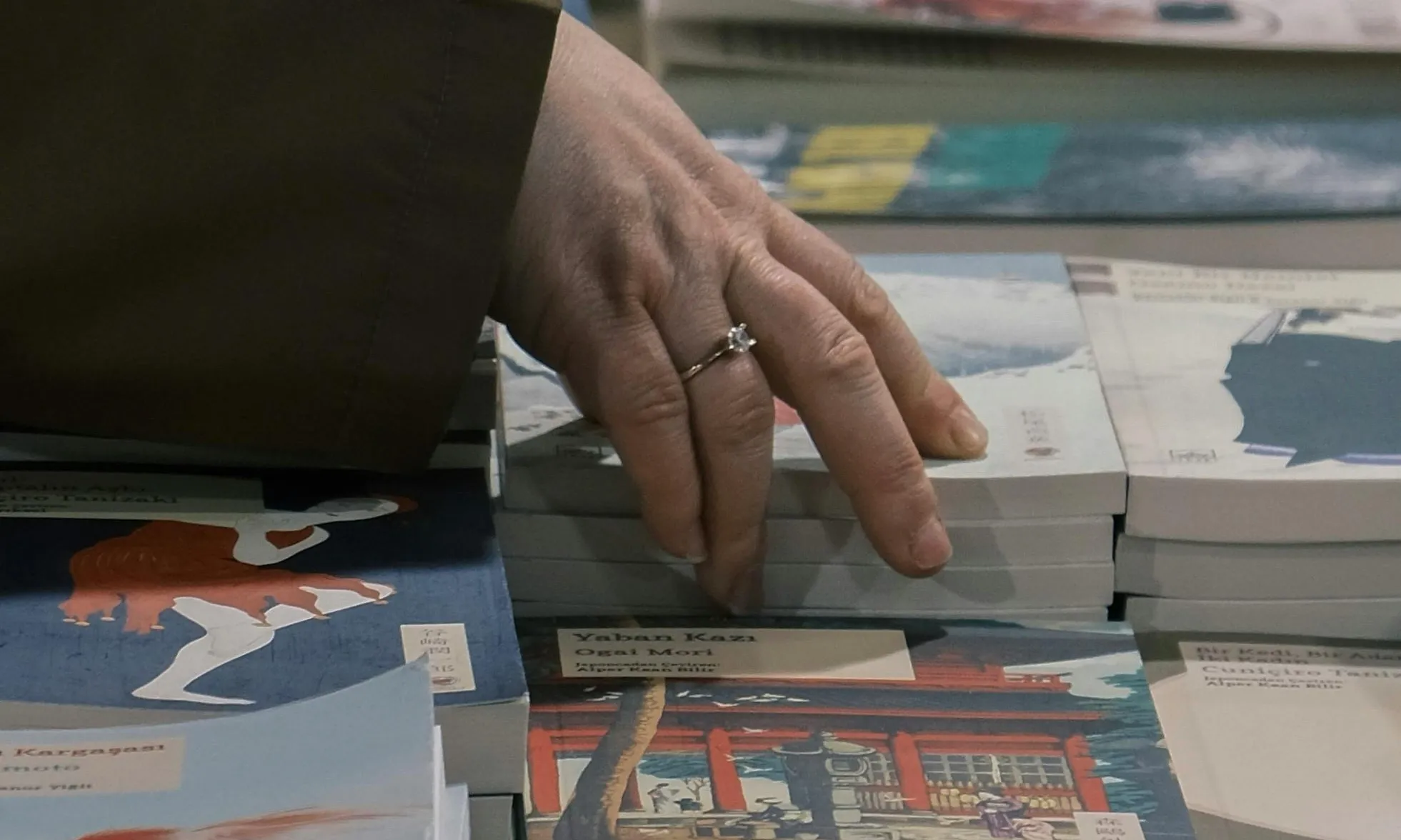 Mà remenant llibres en una parada