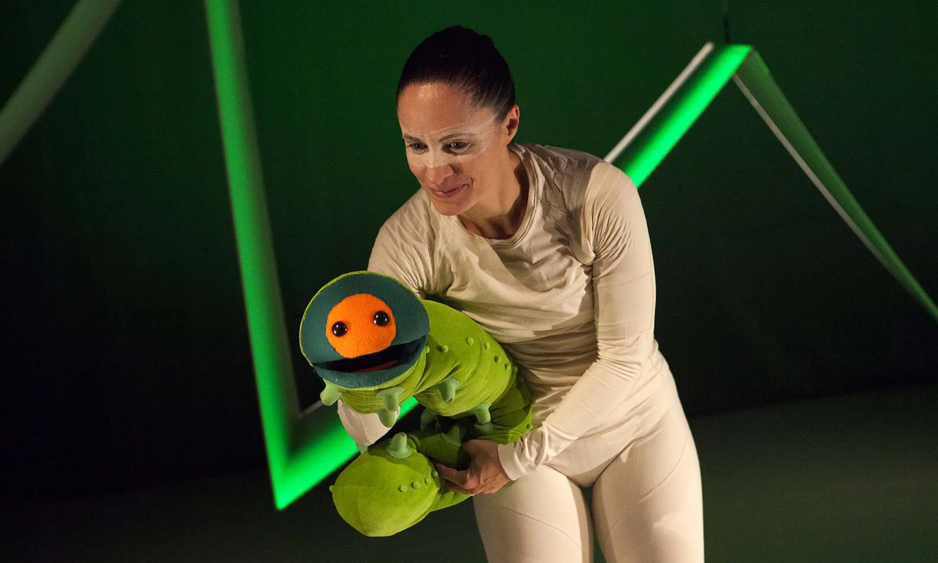 'Rrrrrr. Història d'una eruga' és Un evocador espectacle visual sobre la metamorfosi d'una papallona.