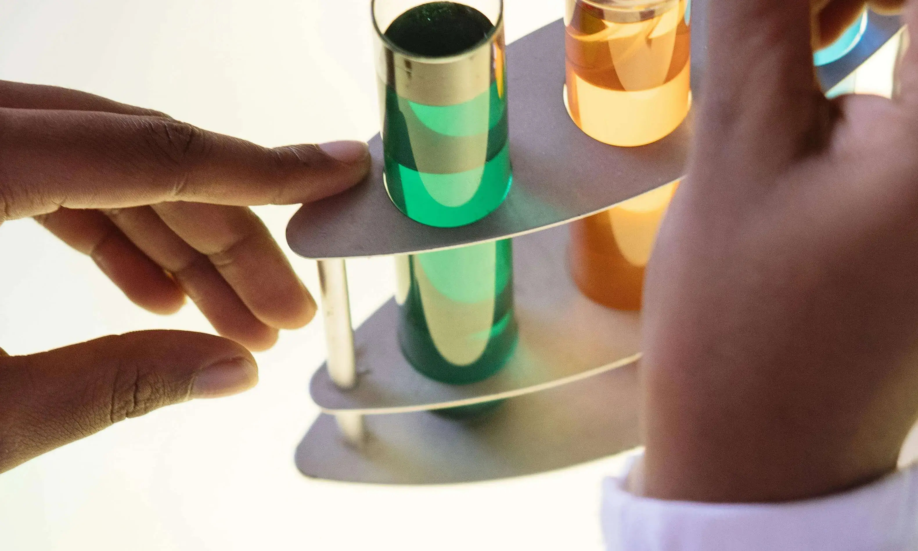 Mà manipulant unes provetes en un laboratori