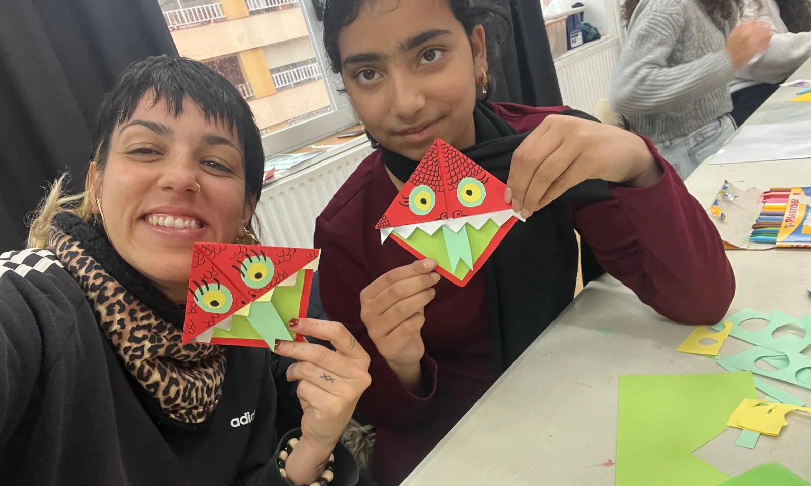Les parelles de mentoria s'han implicat en l'elaboració de punts de llibre per un Sant Jordi solidari.