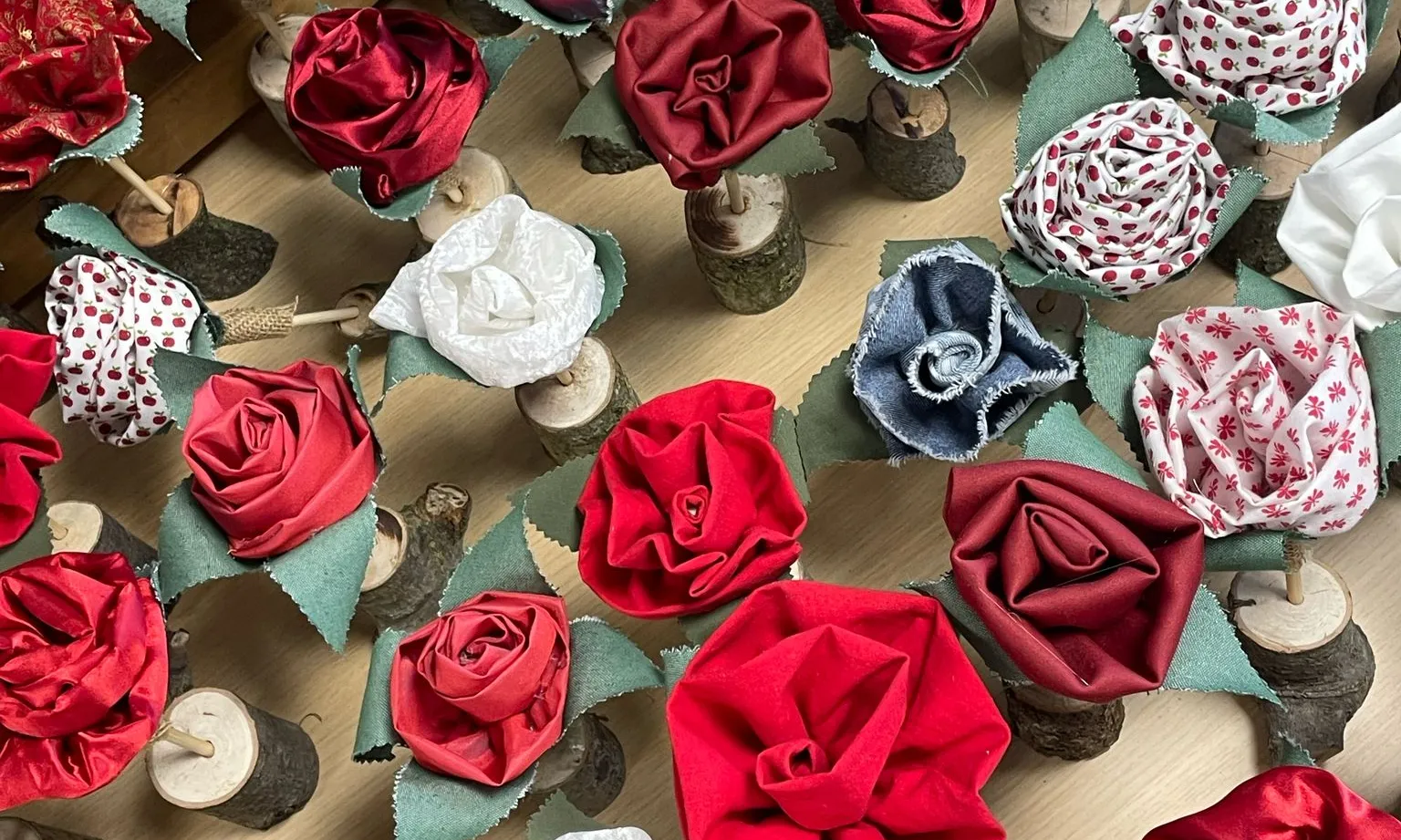 Les joves usuàries del programa 'Senders' de l'Associació Tapís són les encarregades de fer les roses de tela.